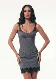 فستان قصير بقميص مزين بدانتيل صناعي 