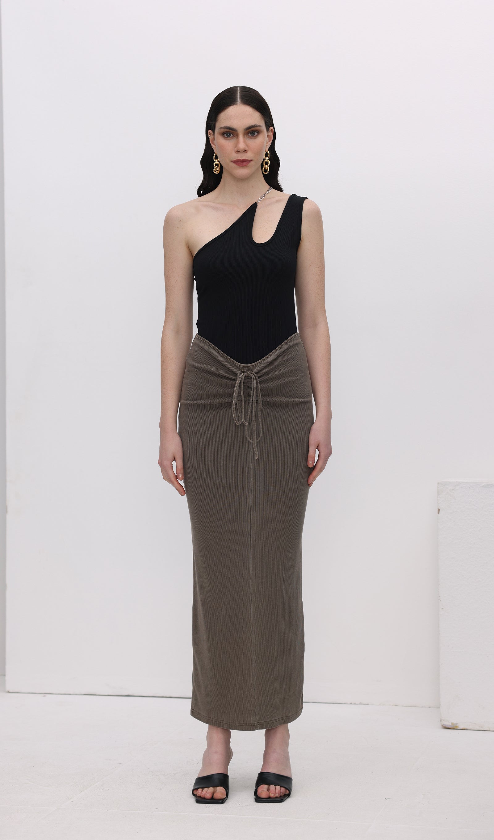 Geblümtes Maxikleid mit V-Ausschnitt und Taillengürtel