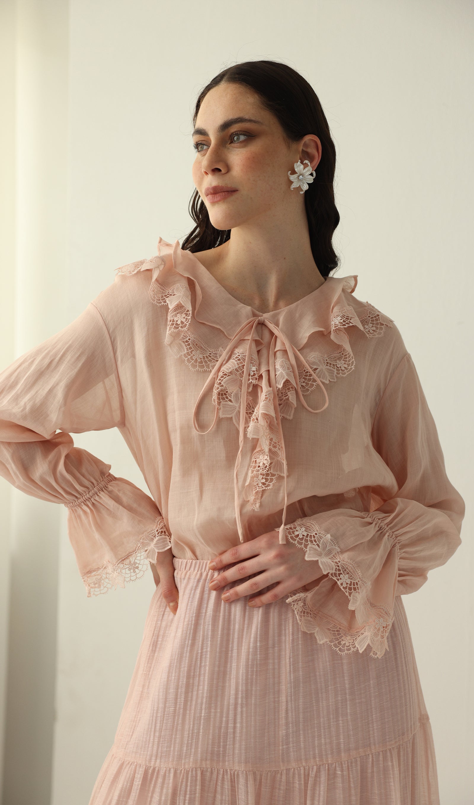 Geblümtes Maxikleid mit V-Ausschnitt und Taillengürtel