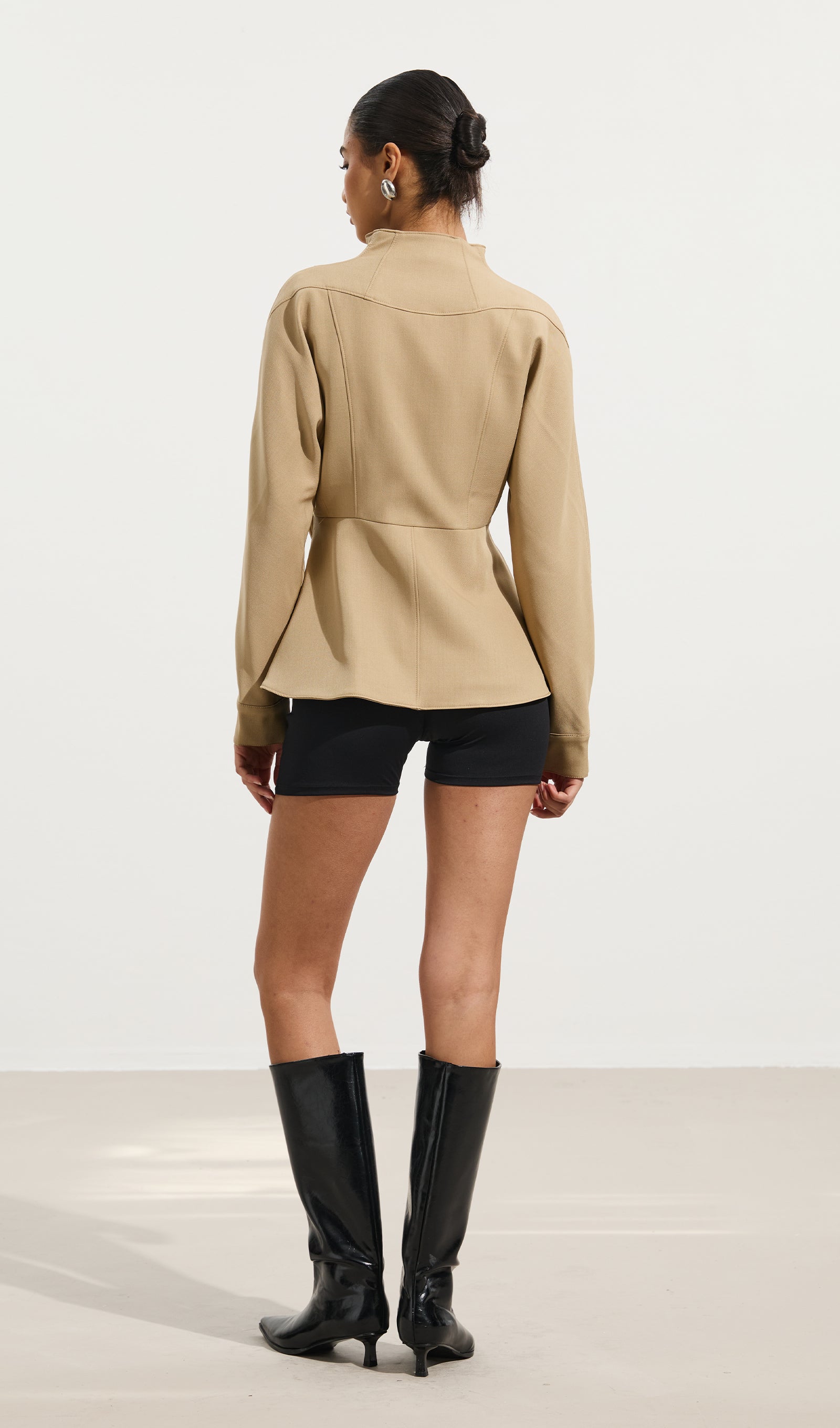 فستان قصير أحمر بدون حمالات مع فيونكة 