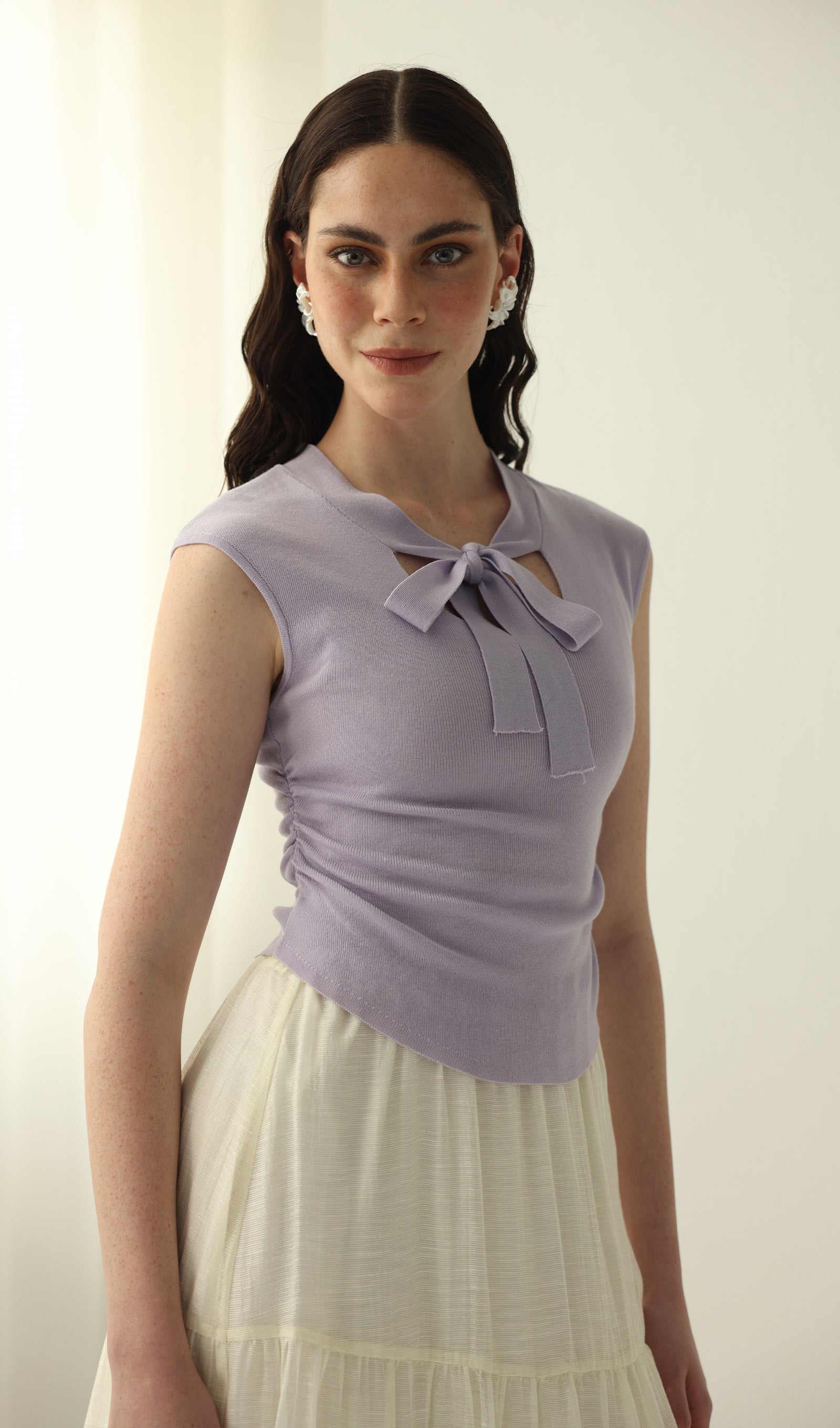 Geblümtes Maxikleid mit V-Ausschnitt und Taillengürtel
