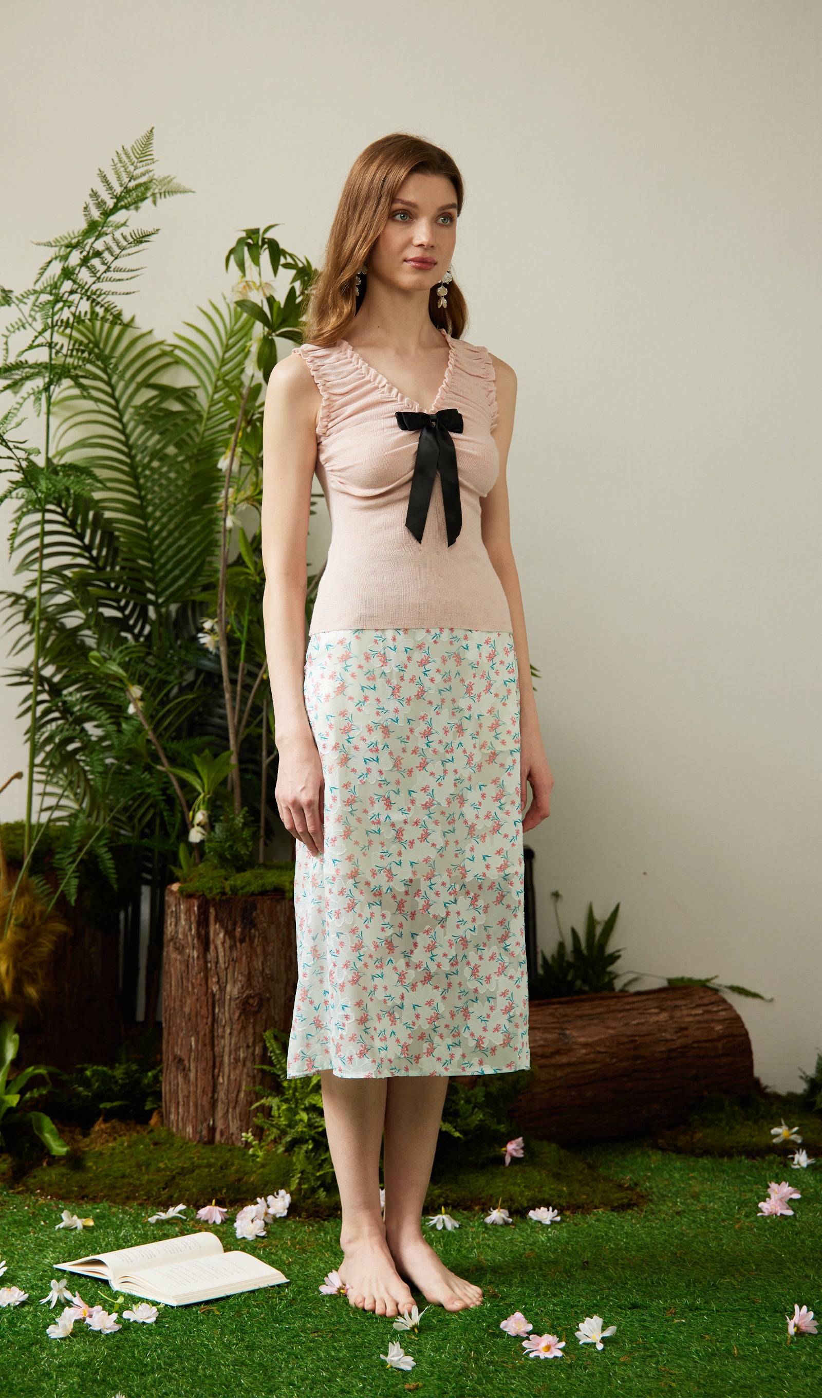 Geblümtes Maxikleid mit V-Ausschnitt und Taillengürtel