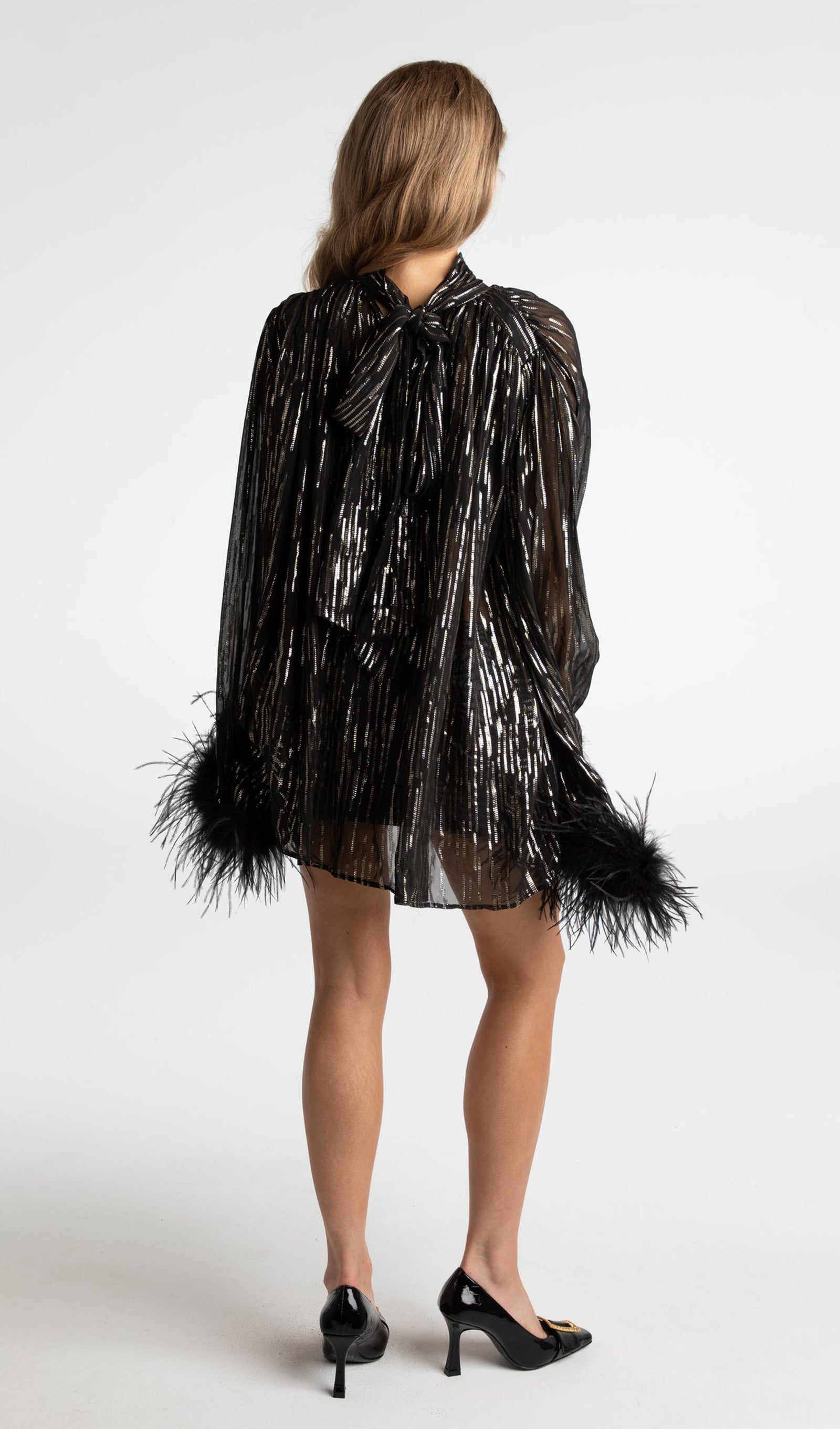 فستان قصير أحمر بدون حمالات مع فيونكة 