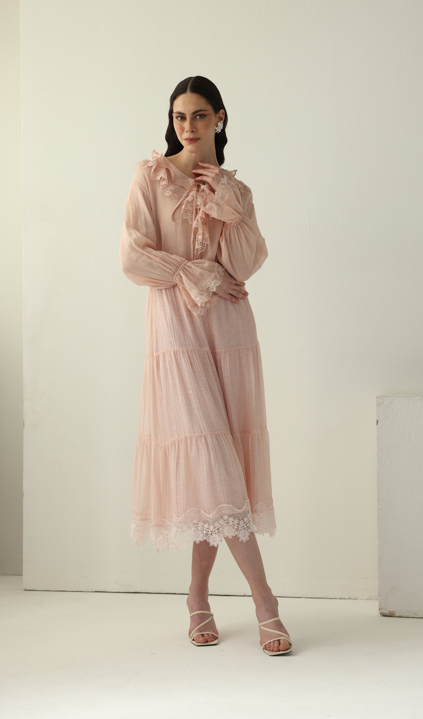 Geblümtes Maxikleid mit V-Ausschnitt und Taillengürtel
