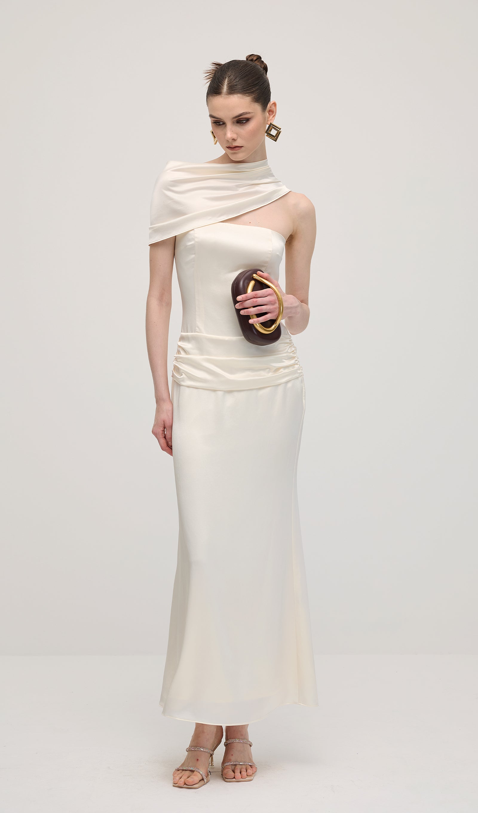 فستان ماكسي ساتان بأكمام طويلة 