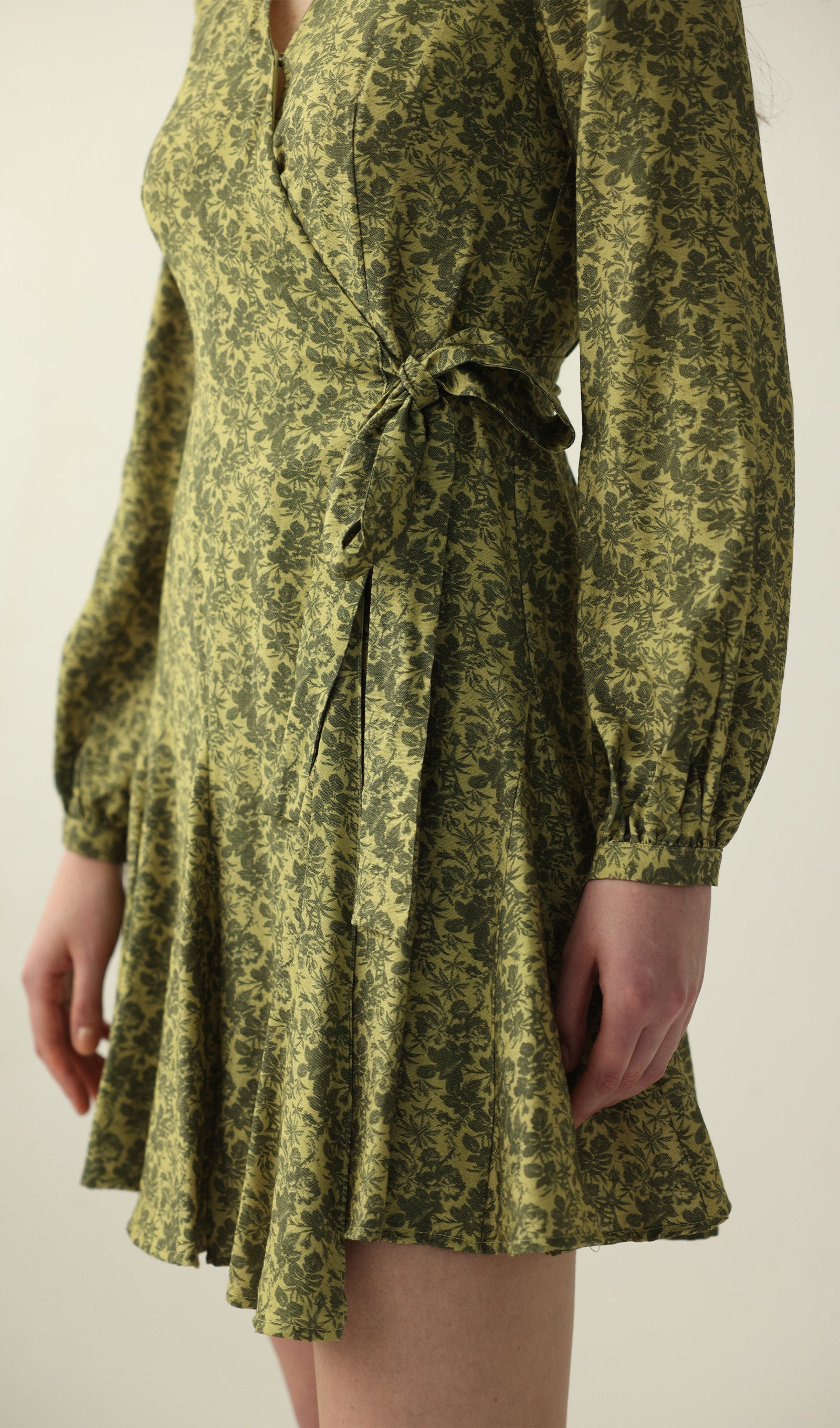 Midikleid in A-Linie mit Blumenmuster und Laternenärmeln