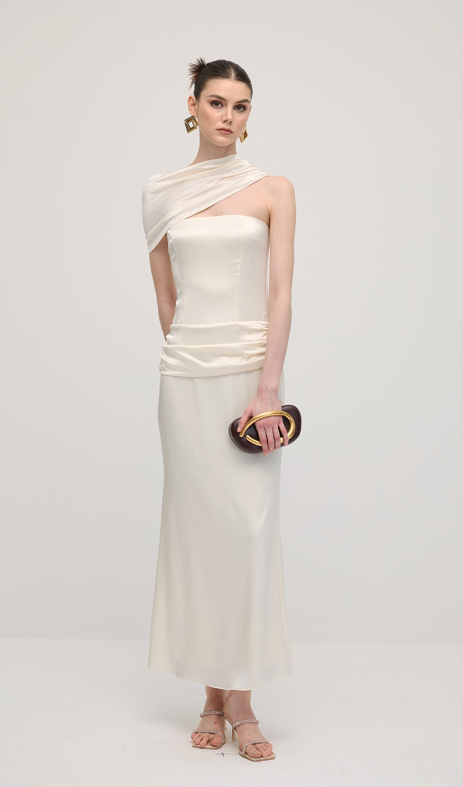 فستان ماكسي ساتان بأكمام طويلة 