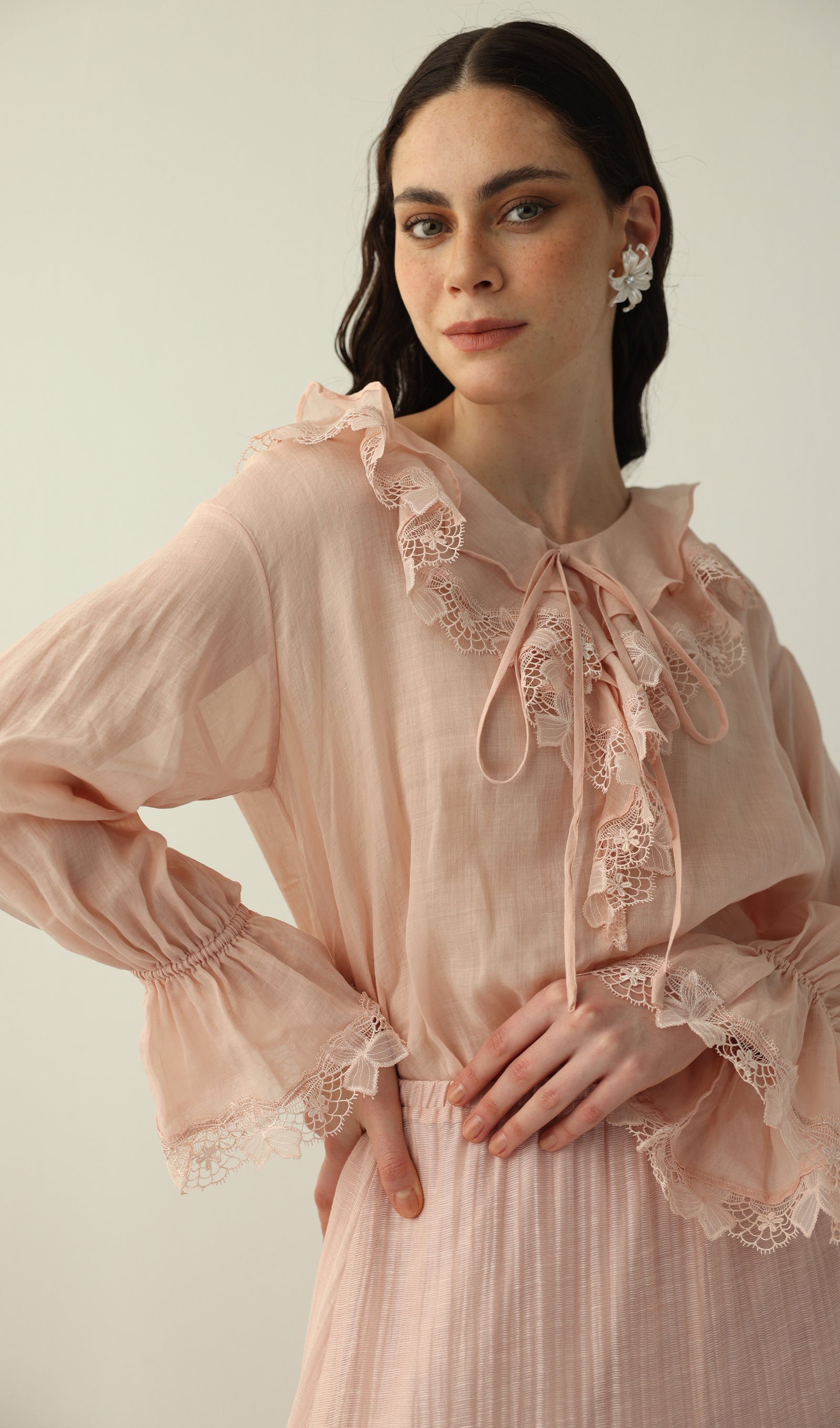 Geblümtes Maxikleid mit V-Ausschnitt und Taillengürtel