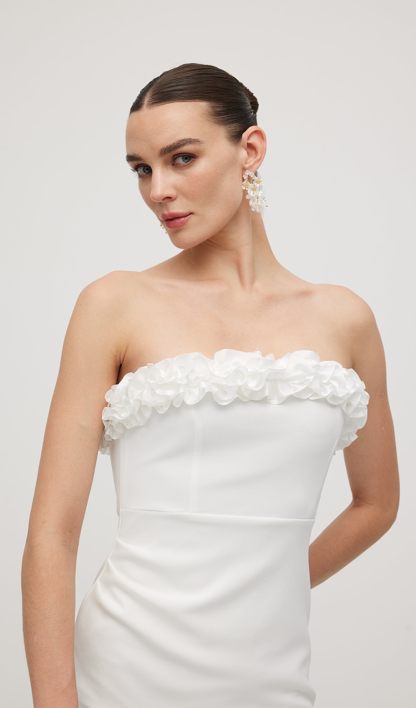 Minikleid mit 3D-Strassblumenmuster in Weiß