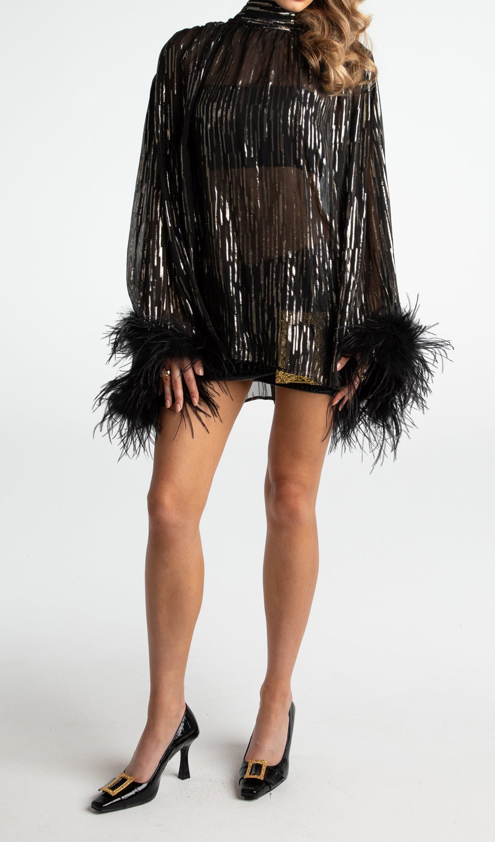 فستان قصير أحمر بدون حمالات مع فيونكة 