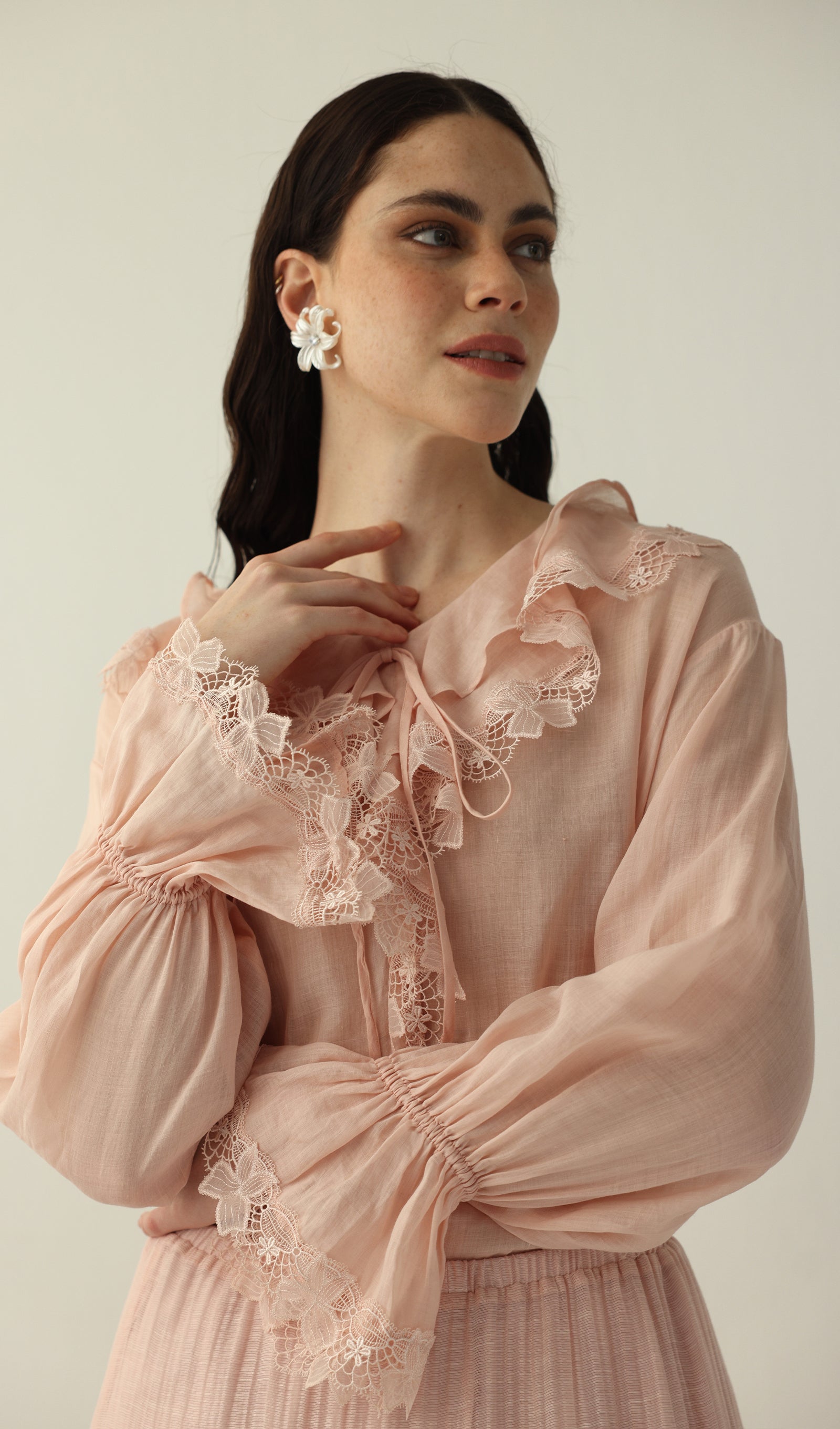 Geblümtes Maxikleid mit V-Ausschnitt und Taillengürtel