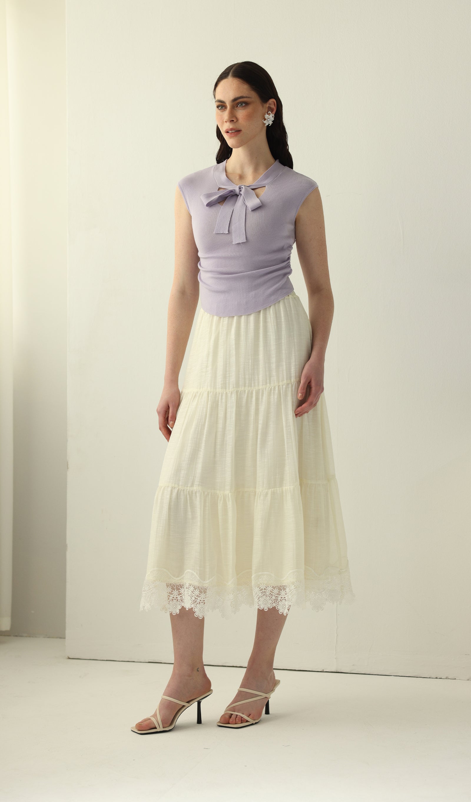 Geblümtes Maxikleid mit V-Ausschnitt und Taillengürtel