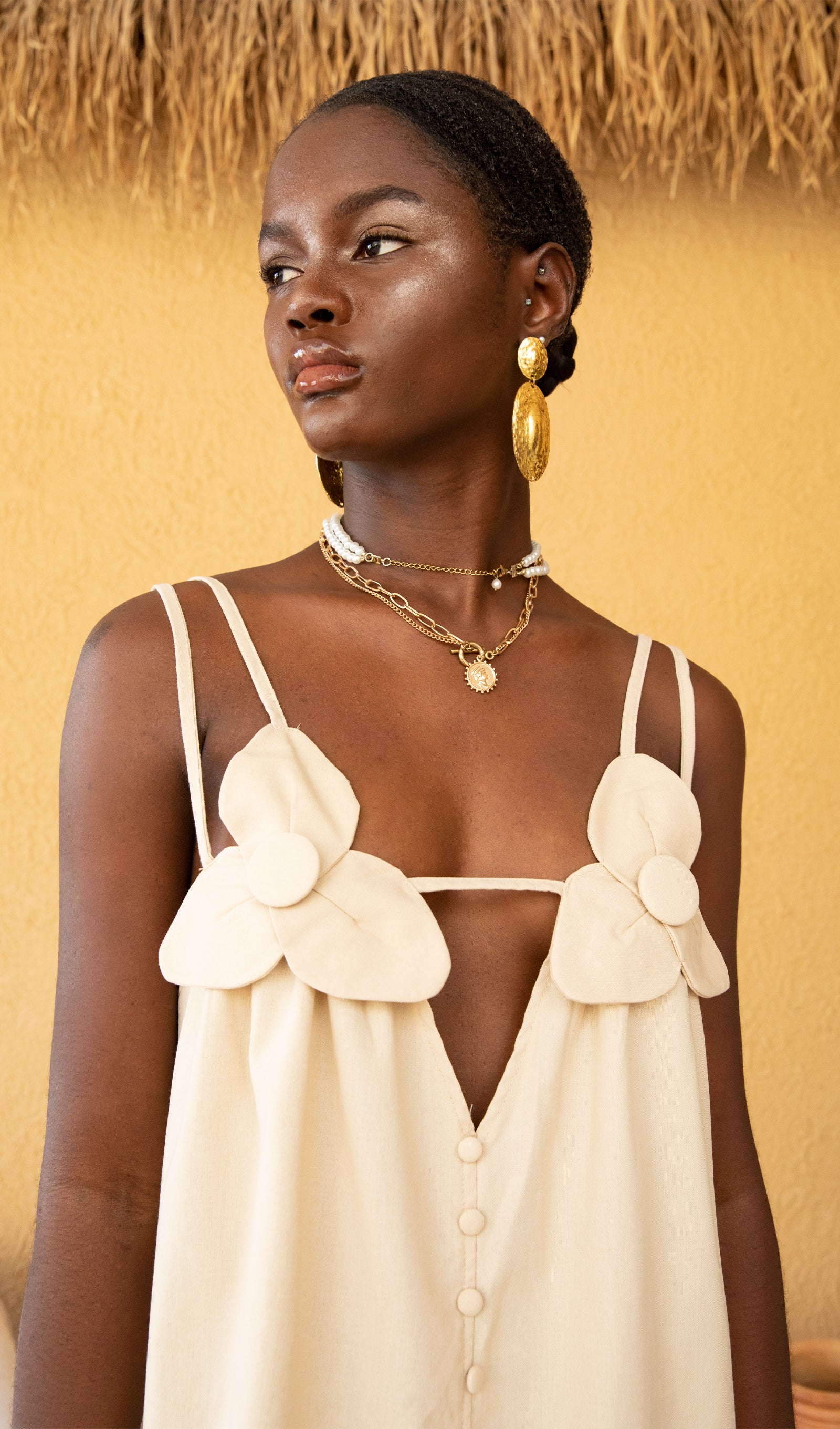 فستان ماكسي عصري بفتحة رقبة على شكل حرف V وشق مرتفع مزين بالزهور 