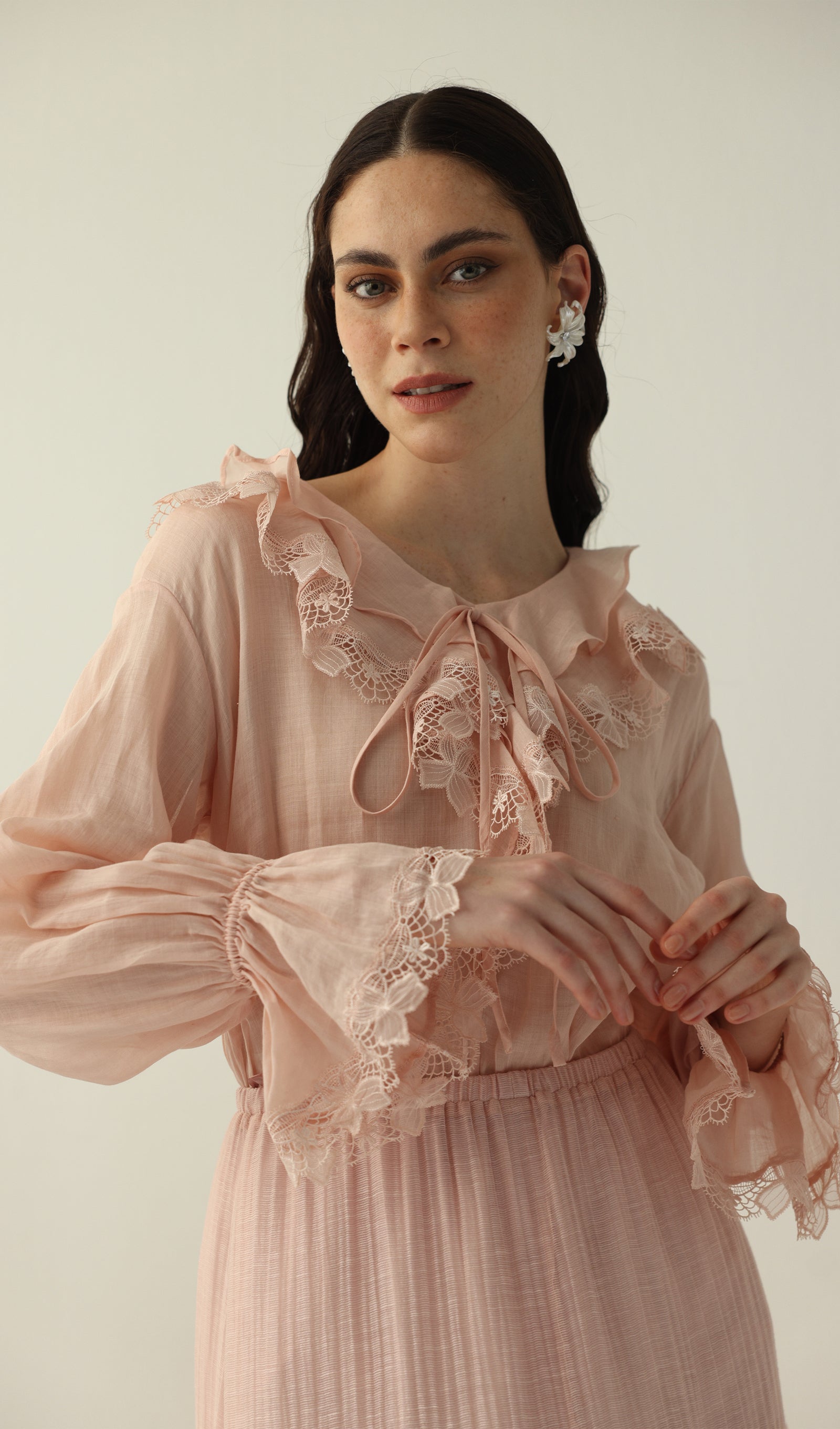 Geblümtes Maxikleid mit V-Ausschnitt und Taillengürtel