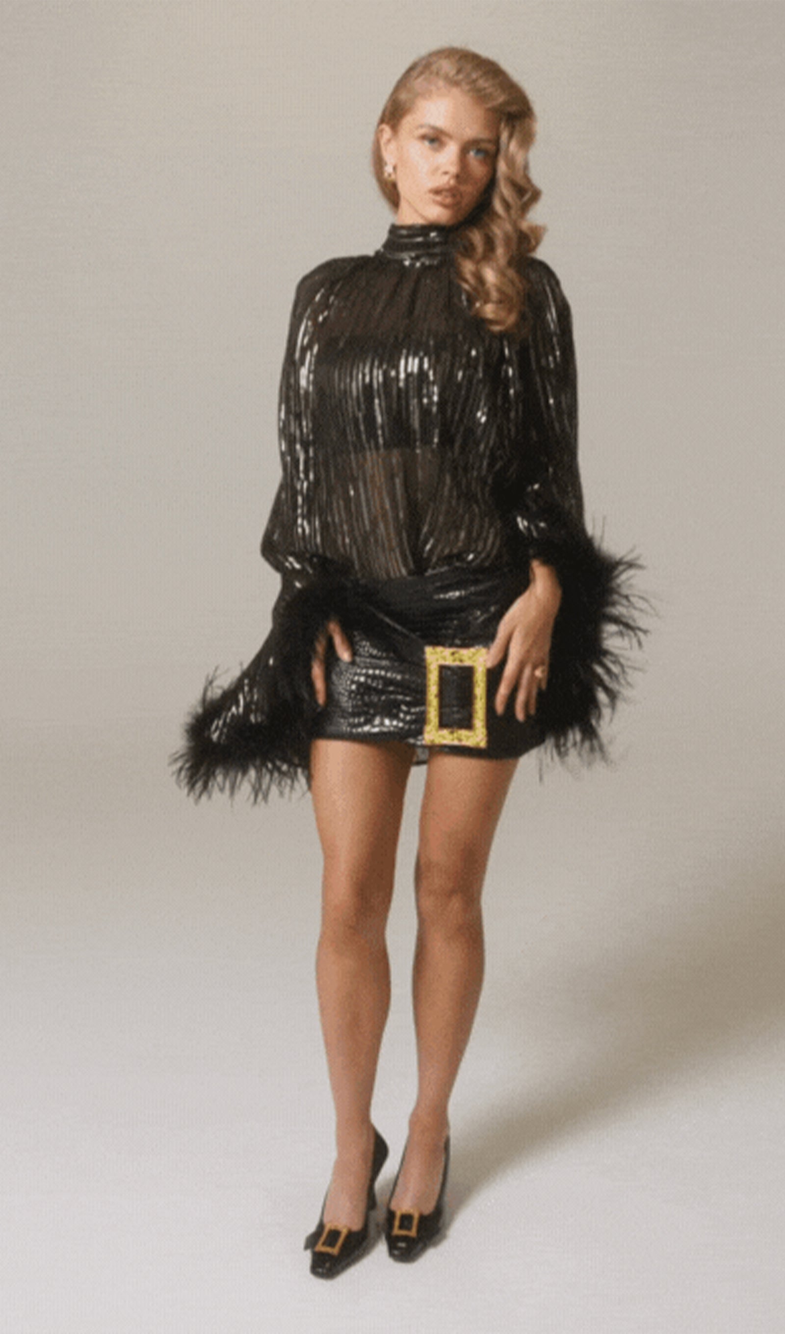 فستان قصير أحمر بدون حمالات مع فيونكة 