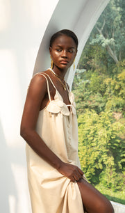 فستان ماكسي عصري بفتحة رقبة على شكل حرف V وشق مرتفع مزين بالزهور 