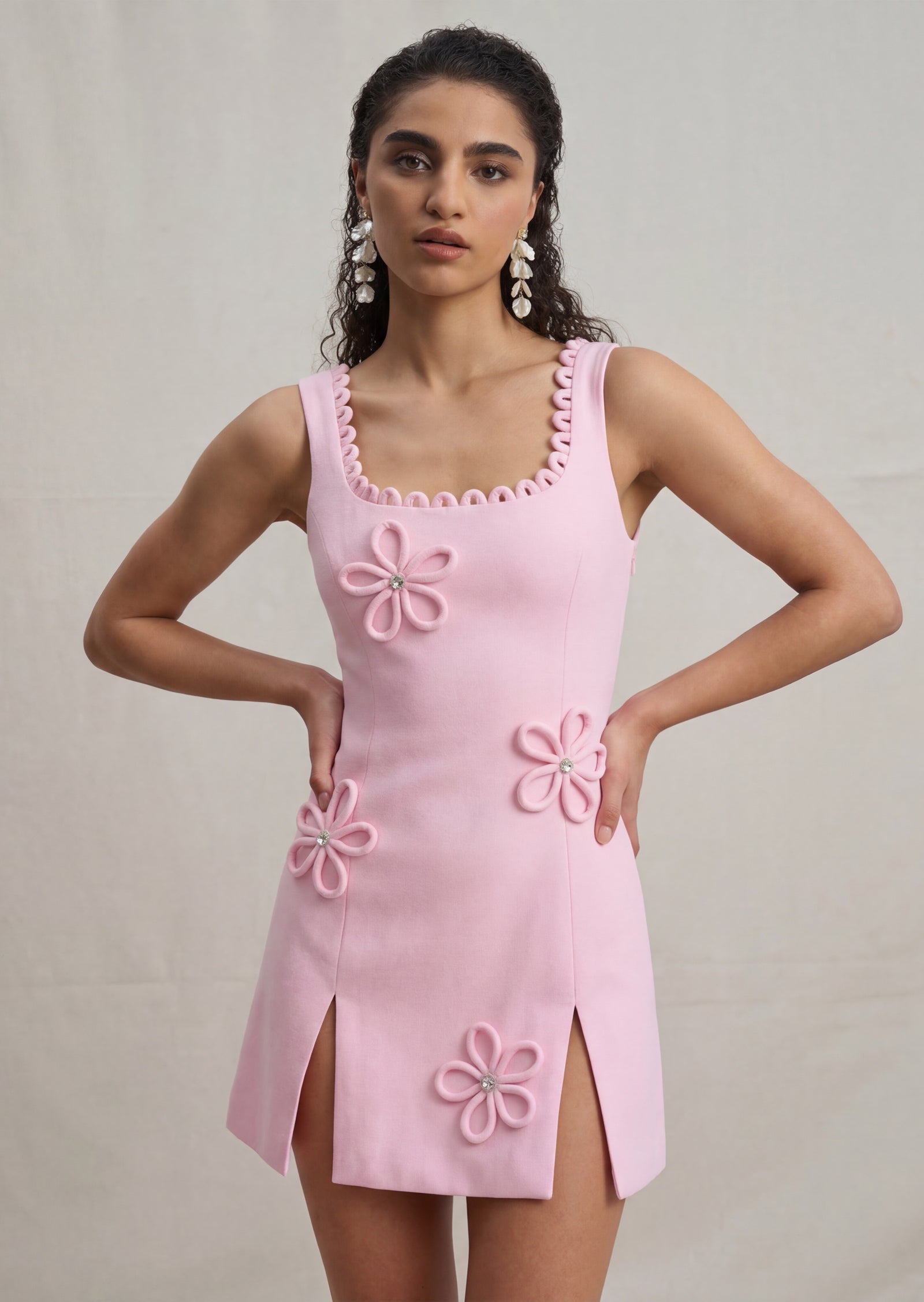 فستان قصير بقميص مزين بدانتيل صناعي 