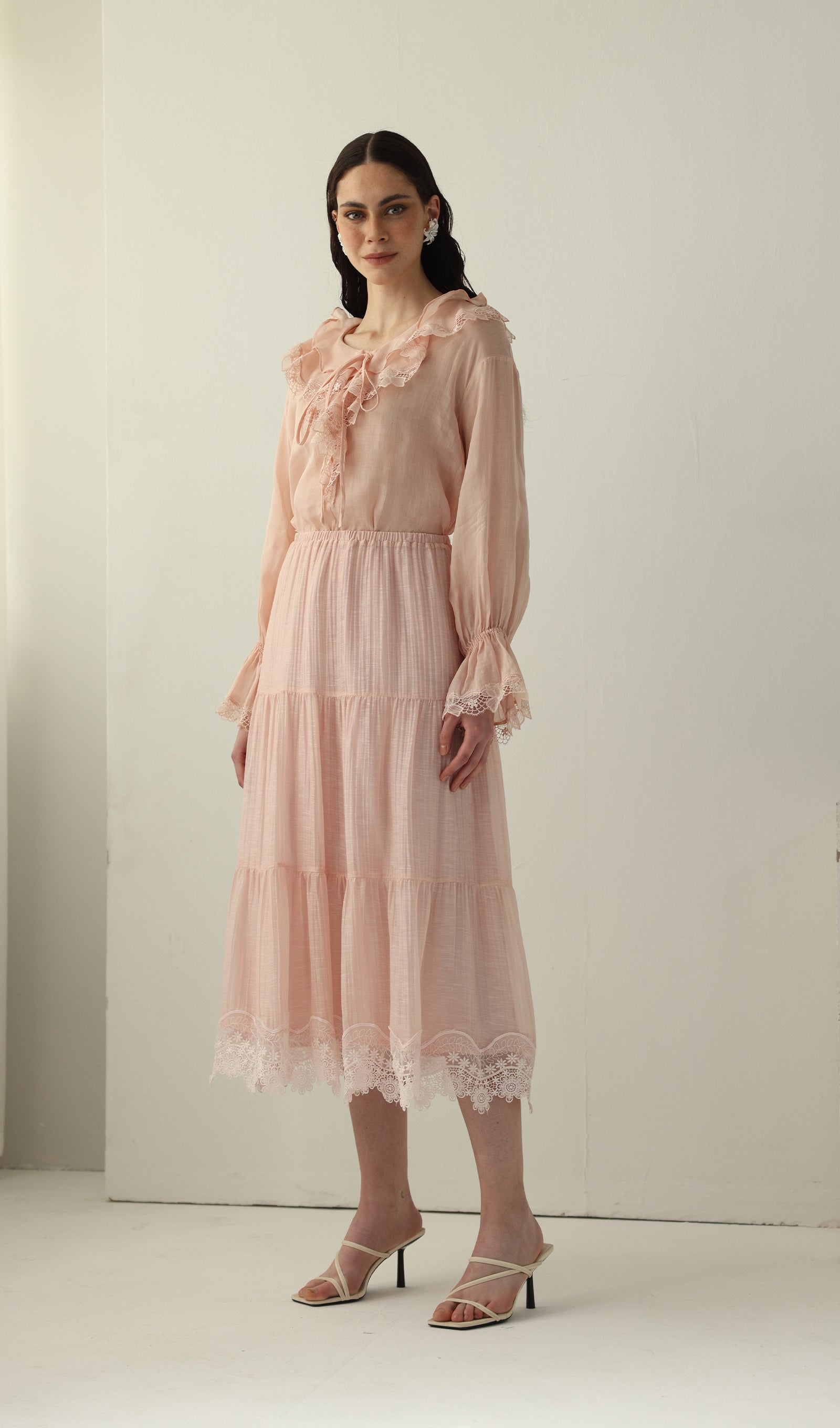 Geblümtes Maxikleid mit V-Ausschnitt und Taillengürtel