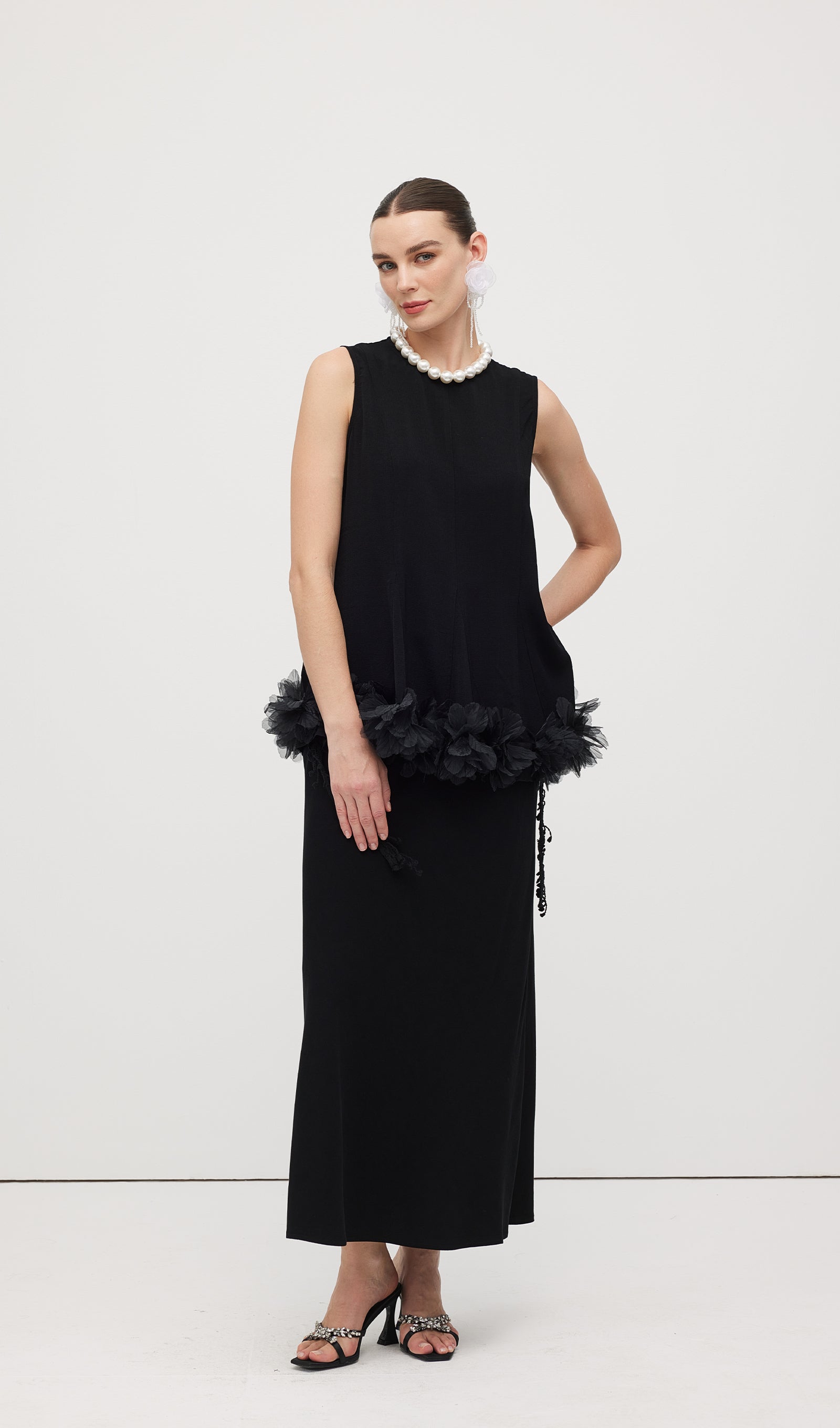 Minikleid mit 3D-Strassblumenmuster in Weiß