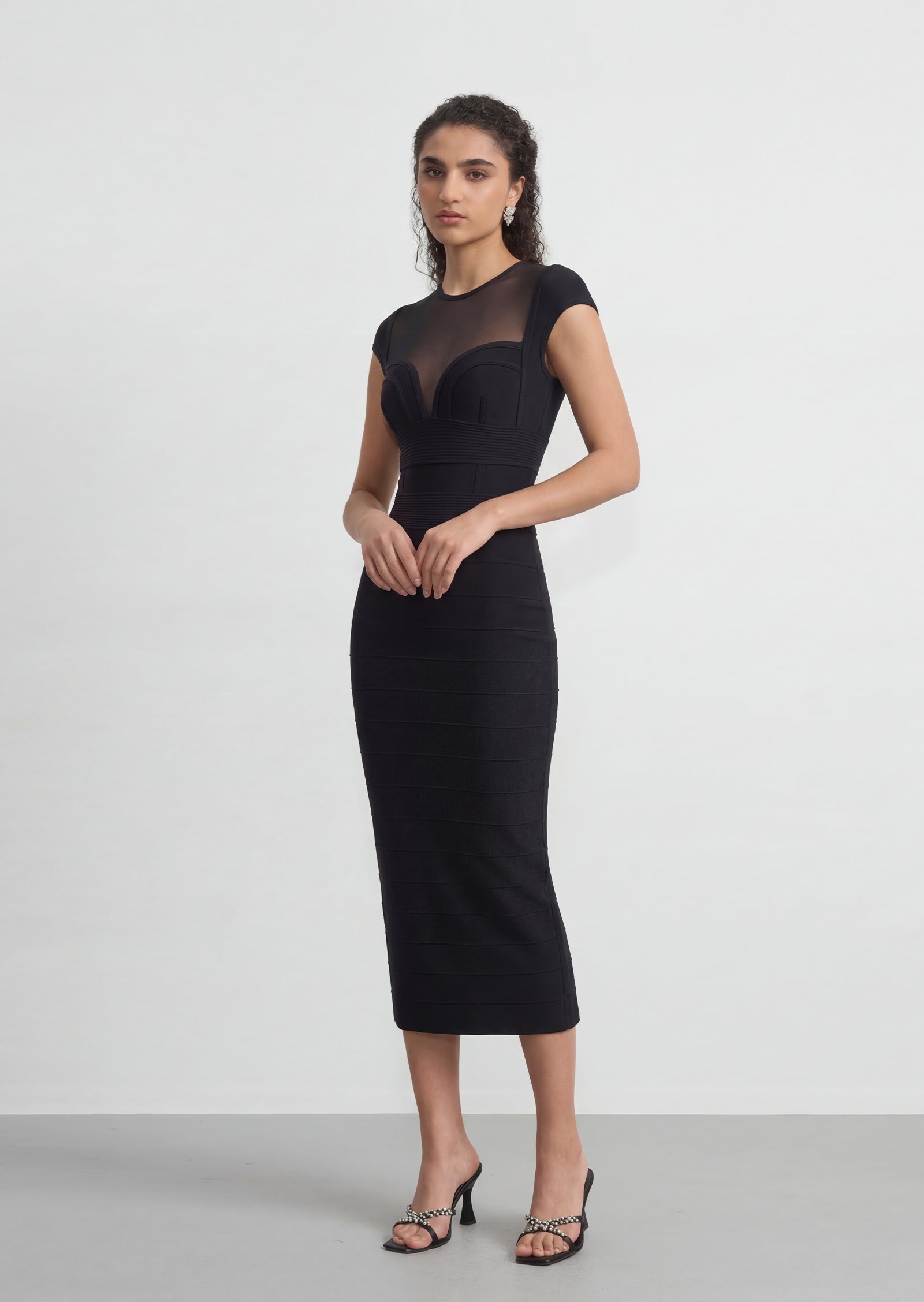 فستان قصير بقميص مزين بدانتيل صناعي 