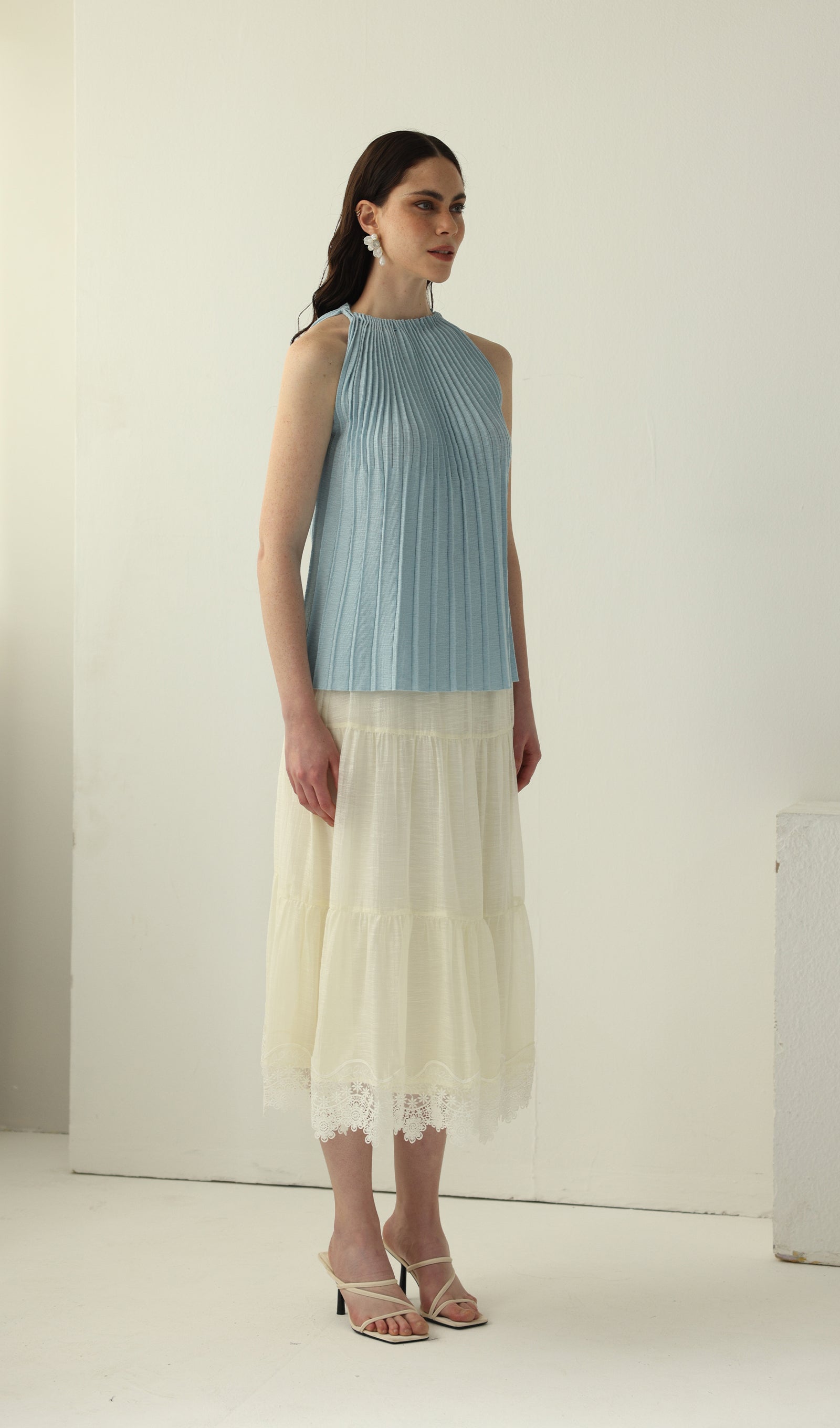 Geblümtes Maxikleid mit V-Ausschnitt und Taillengürtel