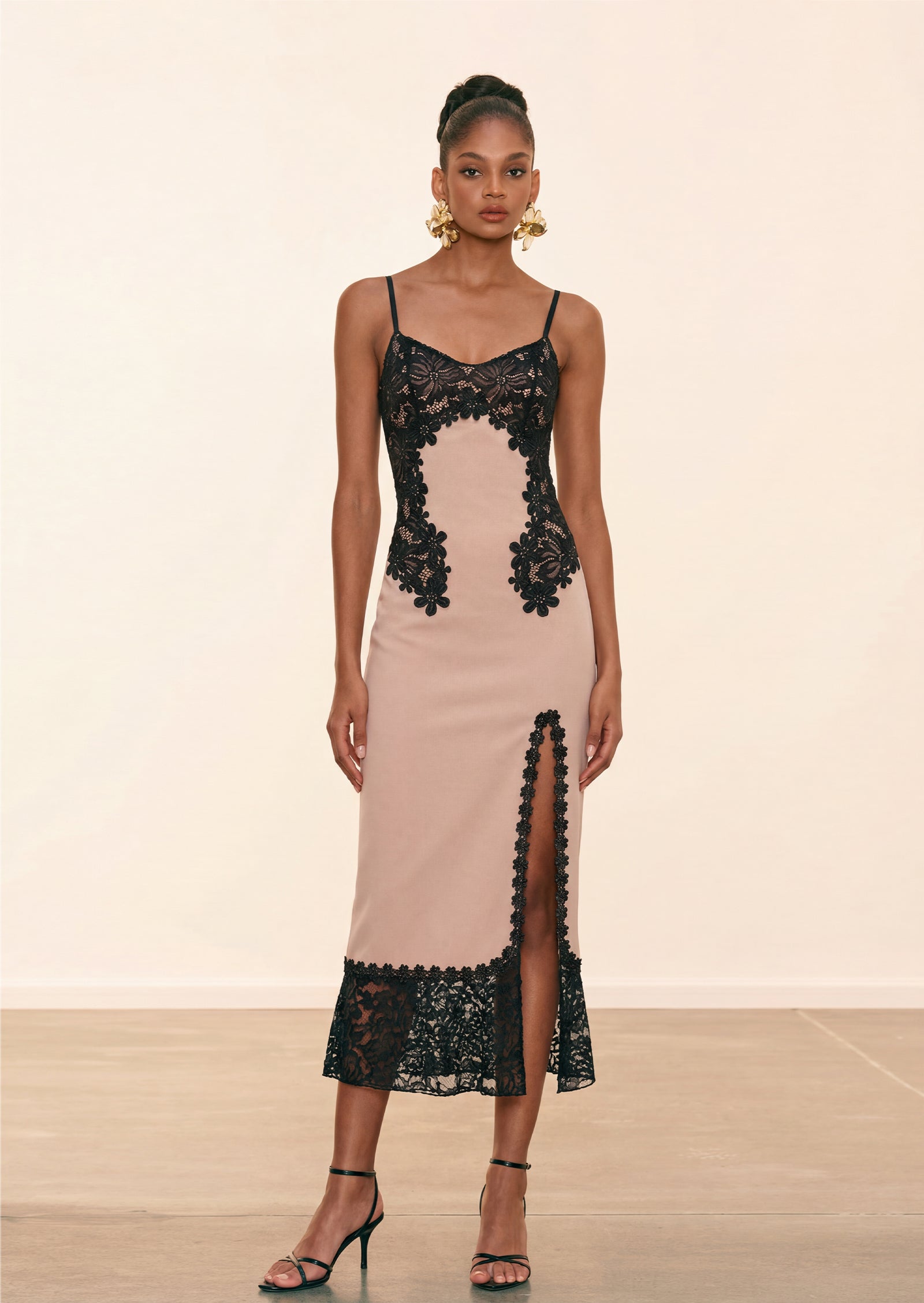 فستان قصير بقميص مزين بدانتيل صناعي 