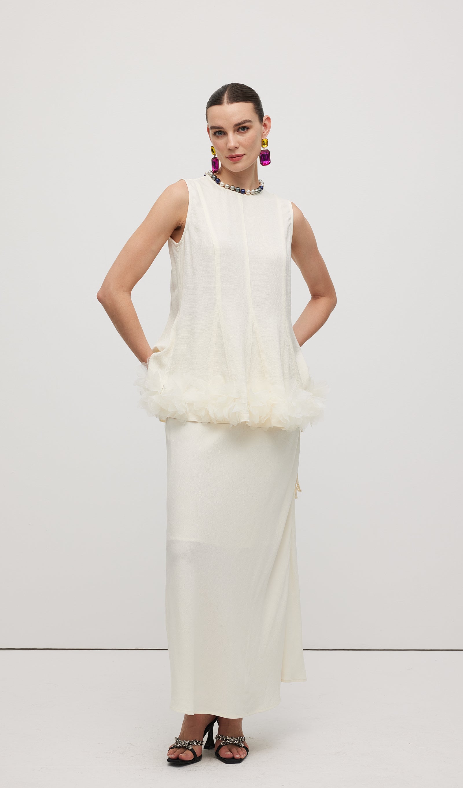 Minikleid mit 3D-Strassblumenmuster in Weiß