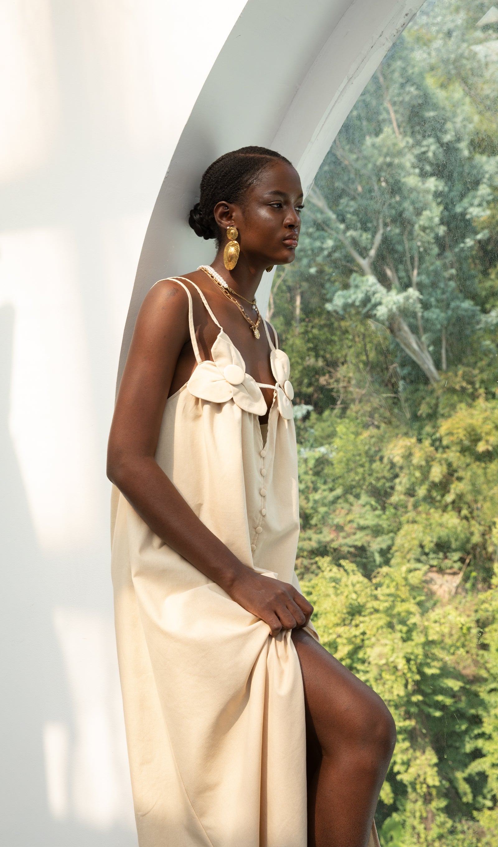 فستان ماكسي عصري بفتحة رقبة على شكل حرف V وشق مرتفع مزين بالزهور 