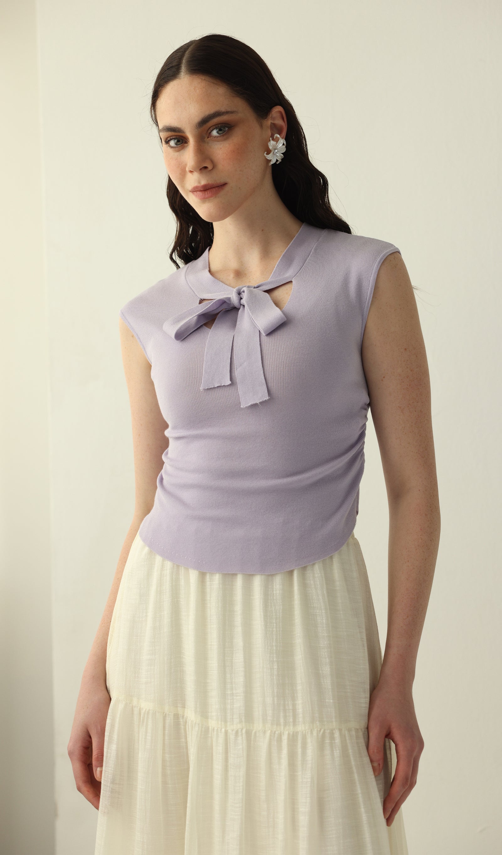 Geblümtes Maxikleid mit V-Ausschnitt und Taillengürtel