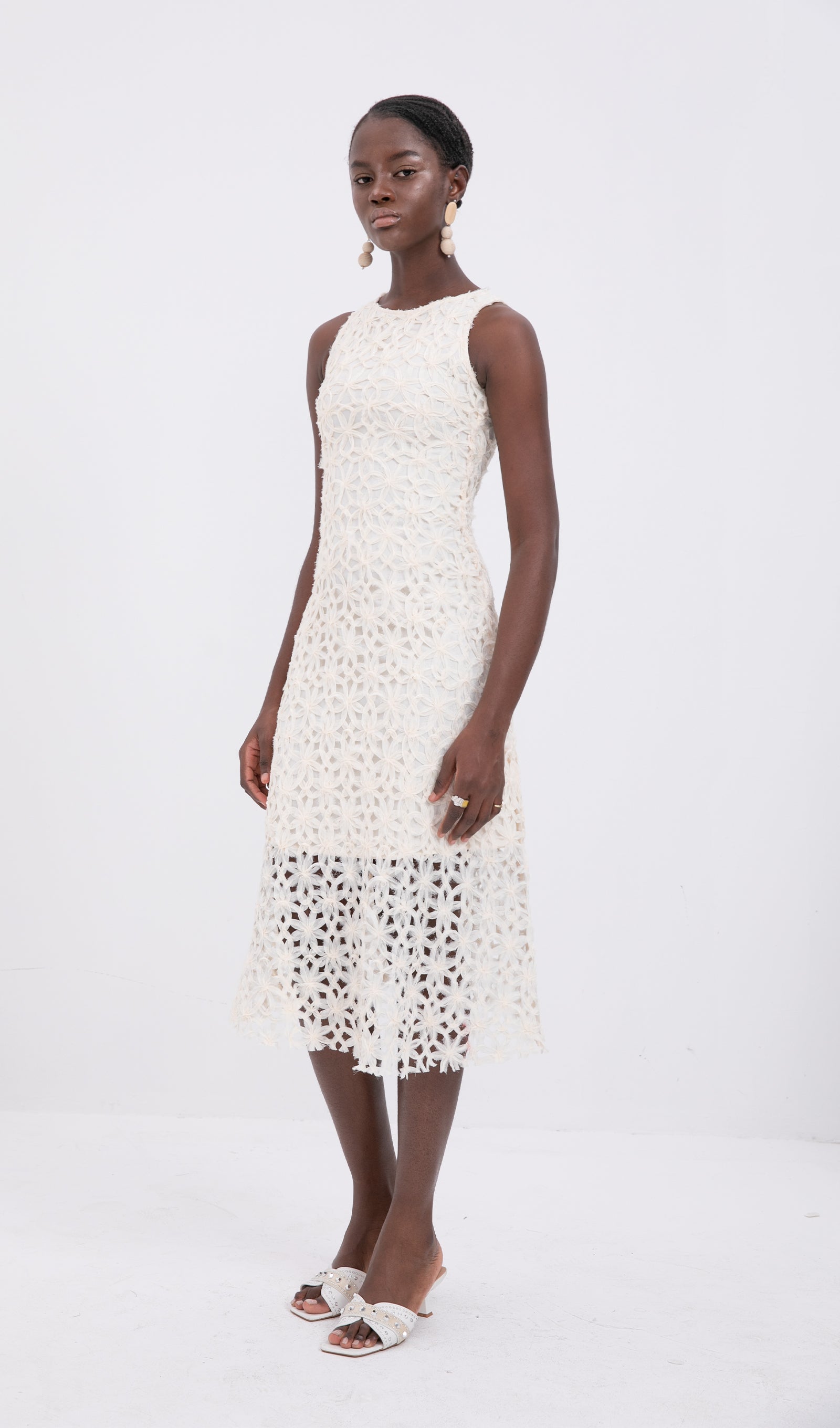 فستان ميدي عصري بدون أكمام ومجوف 