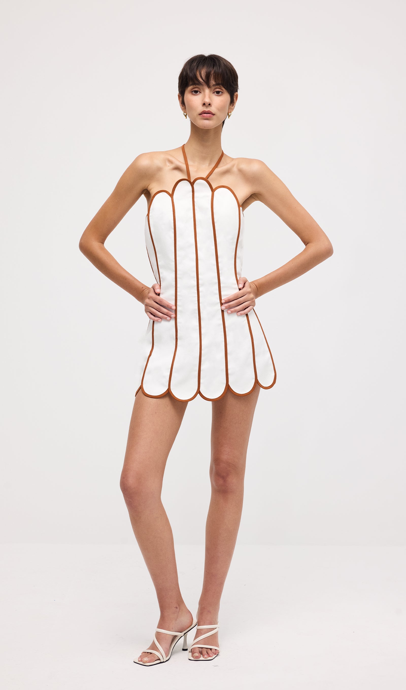 فستان قصير أحمر بدون حمالات مع فيونكة 