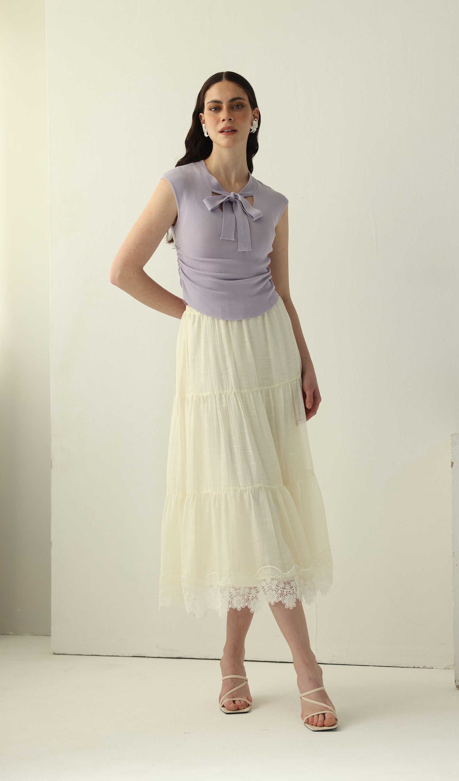 Geblümtes Maxikleid mit V-Ausschnitt und Taillengürtel