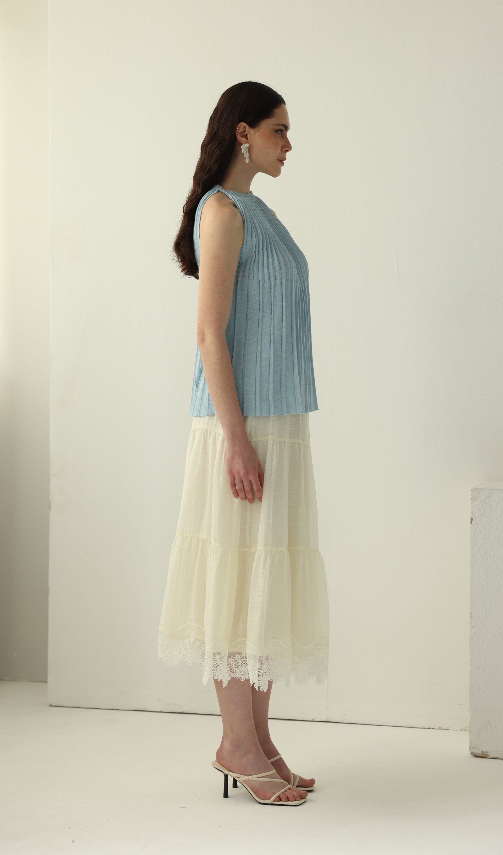 Geblümtes Maxikleid mit V-Ausschnitt und Taillengürtel