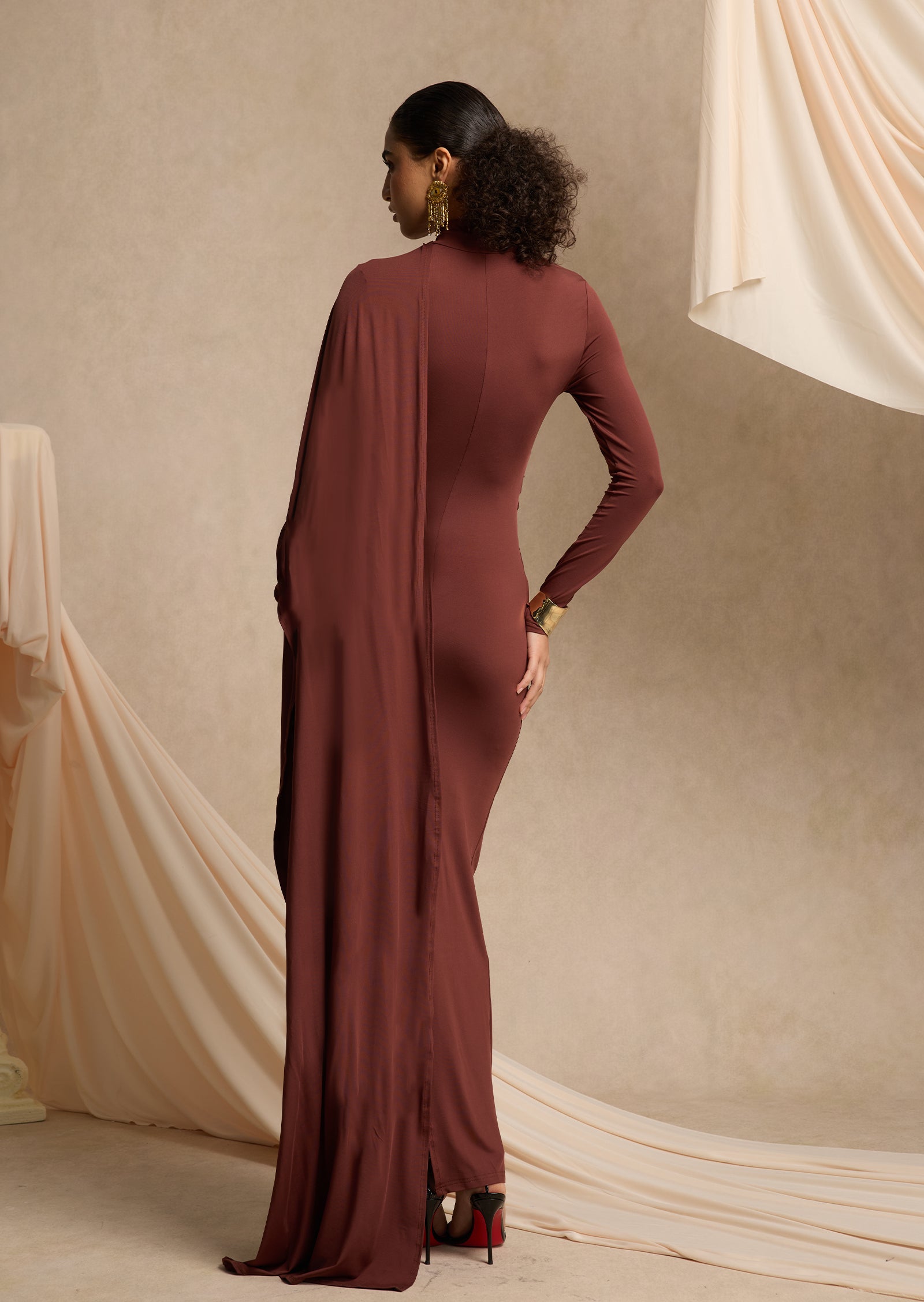 فستان ماكسي من قماش الجيرسي بدون أكتاف 