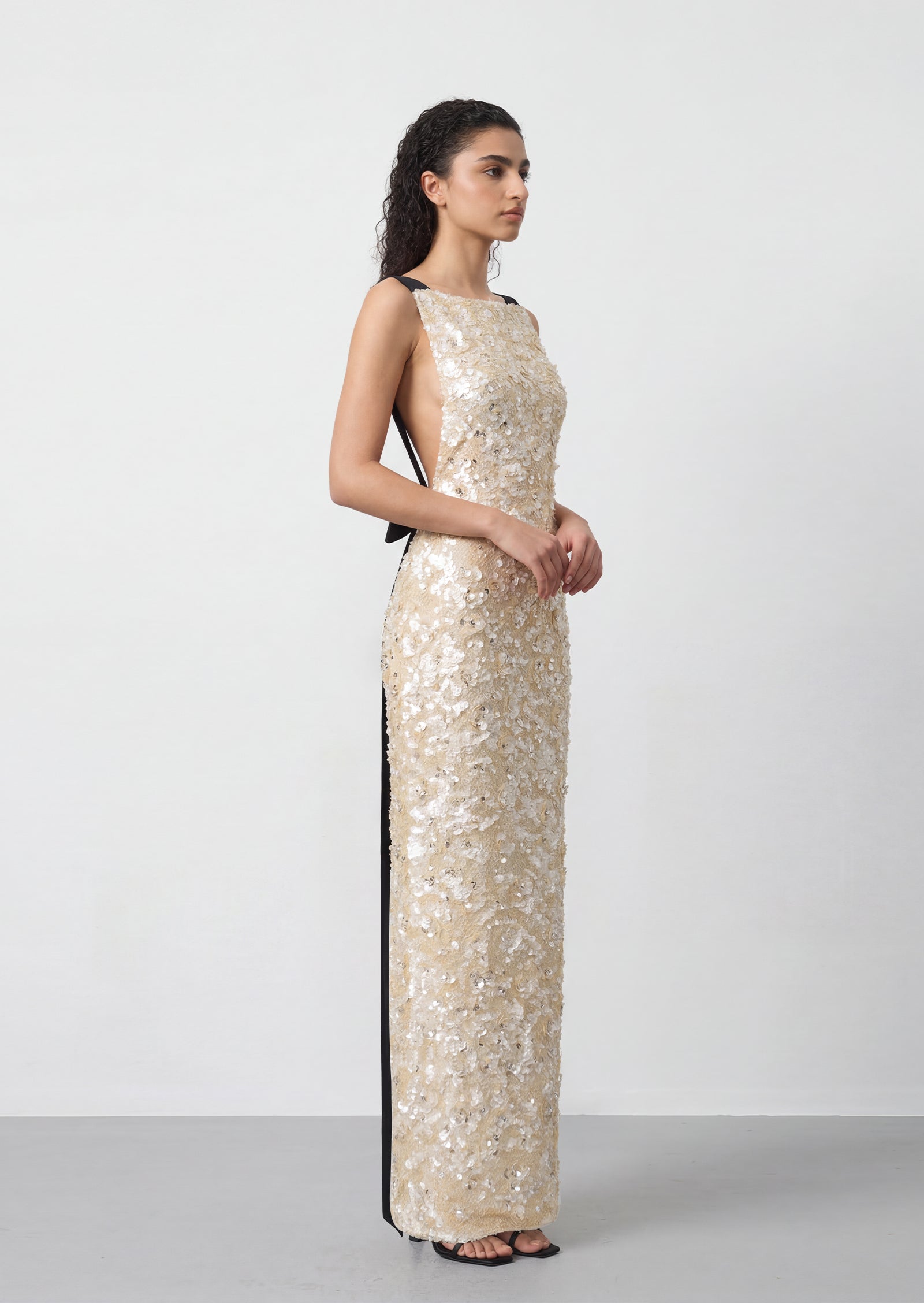 فستان قصير بقميص مزين بدانتيل صناعي 