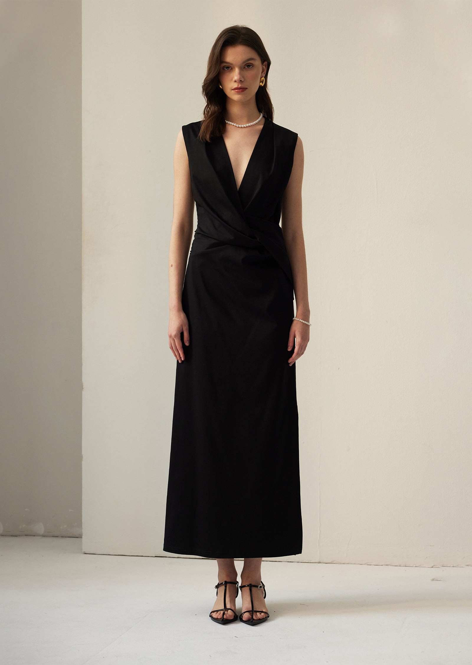 فستان ماكسي من الكريب بفتحة رقبة على شكل حرف V 