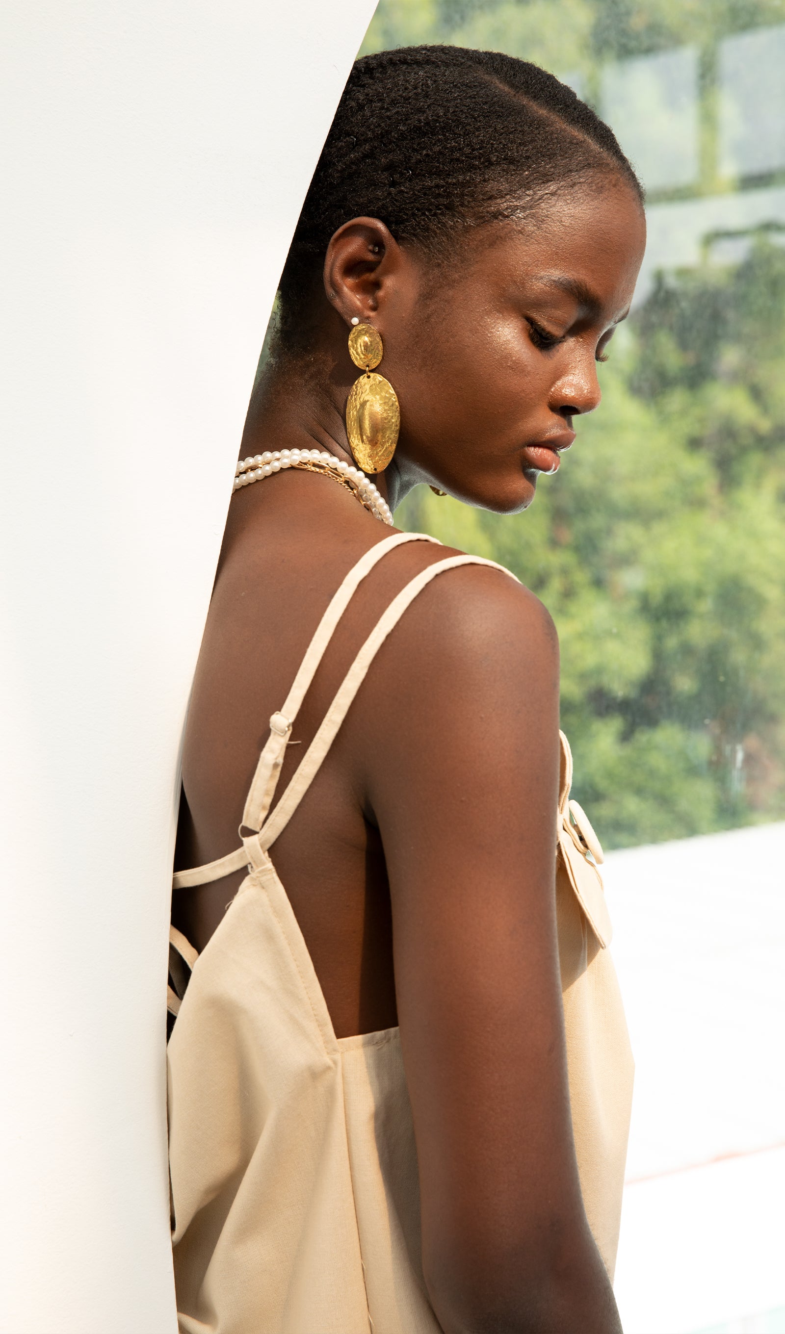 فستان ماكسي عصري بفتحة رقبة على شكل حرف V وشق مرتفع مزين بالزهور 