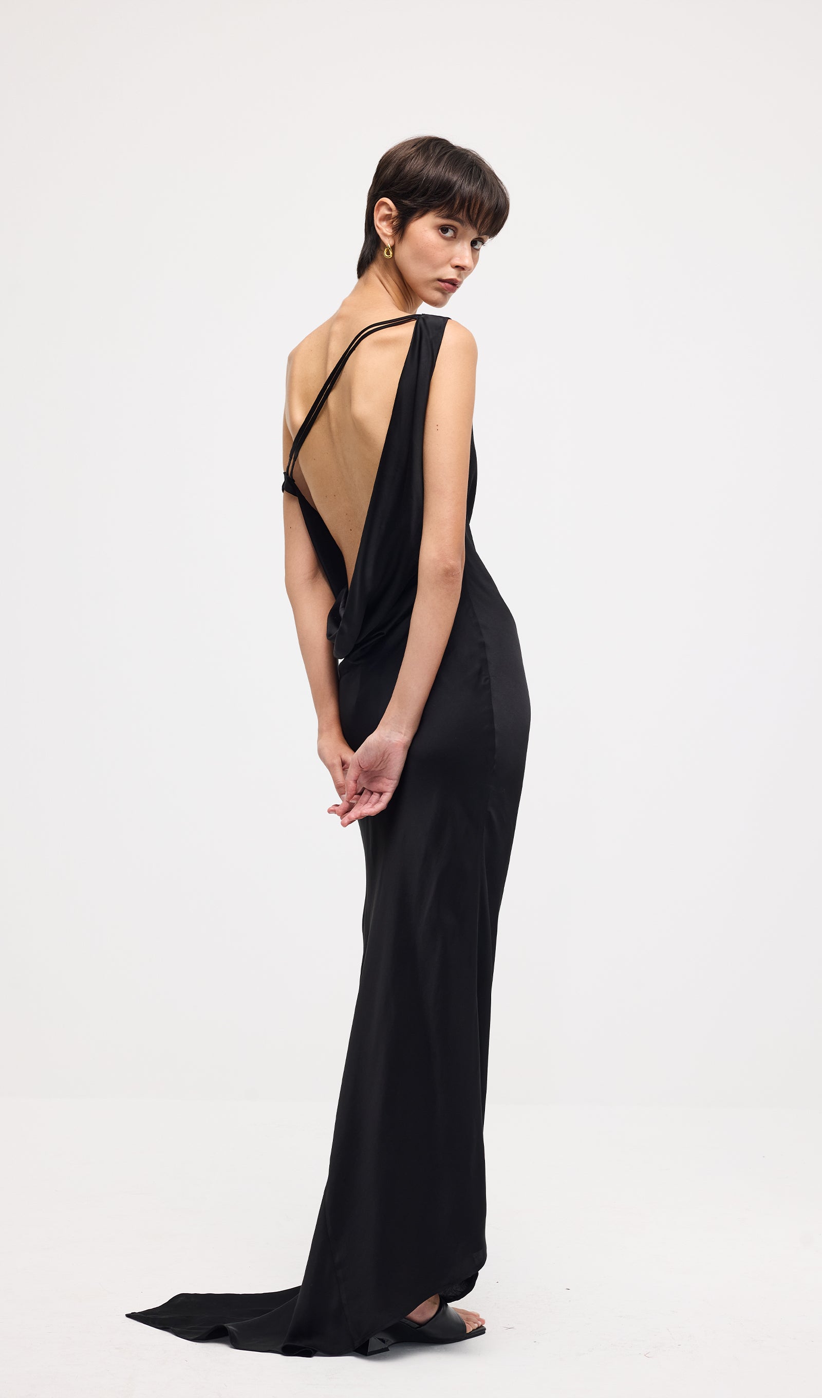 فستان ماكسي بدون أكمام بحافة غير متماثلة 