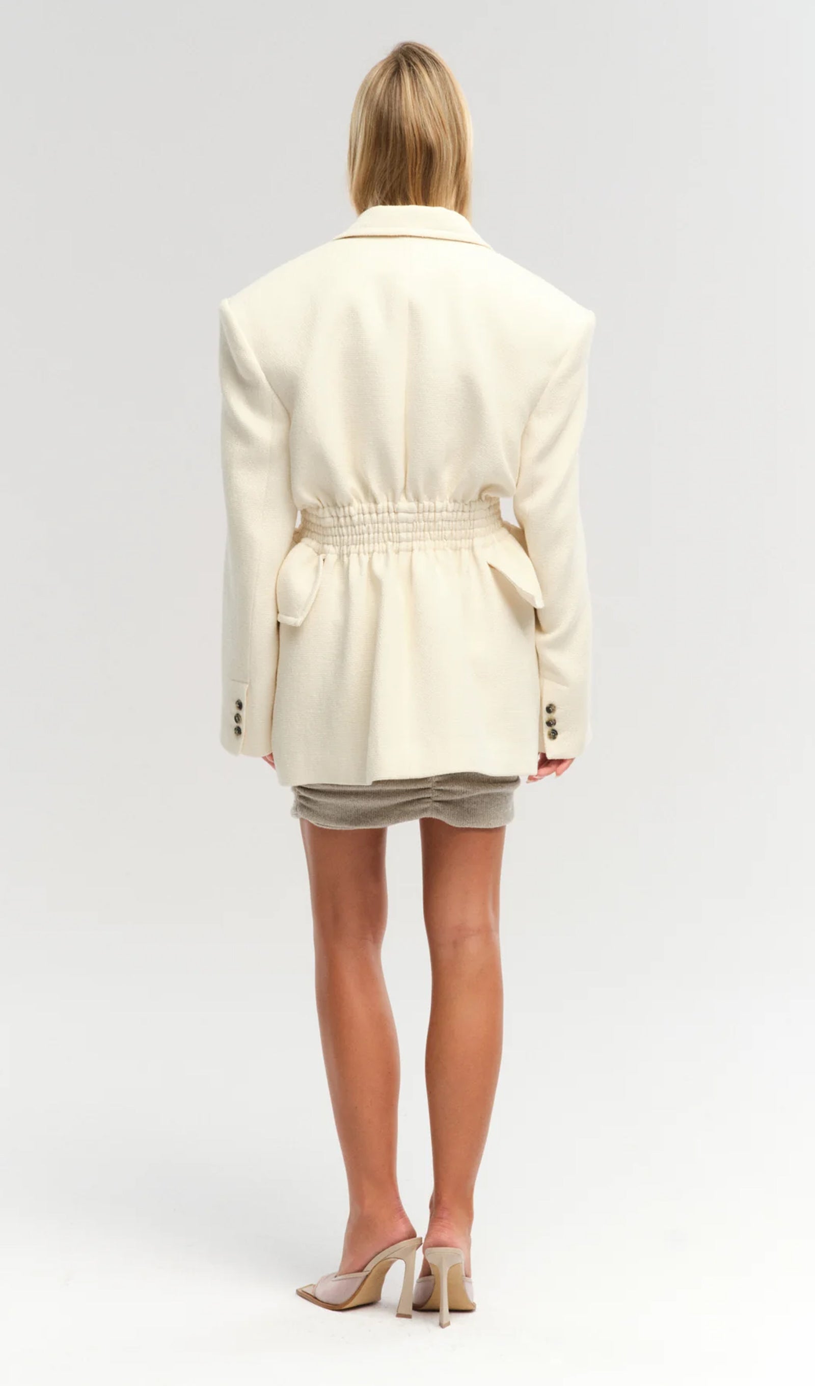 فستان قصير أحمر بدون حمالات مع فيونكة 