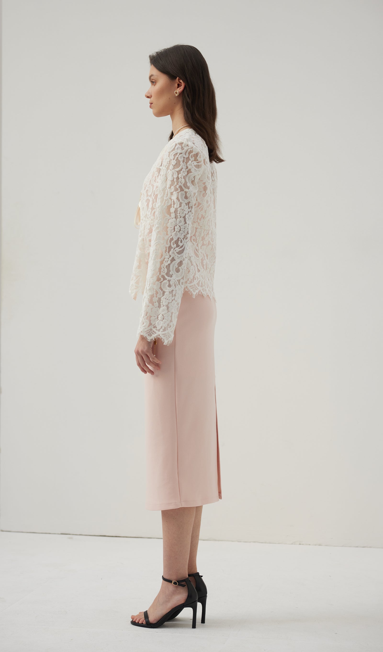 بلوزة من الدانتيل المجوف 