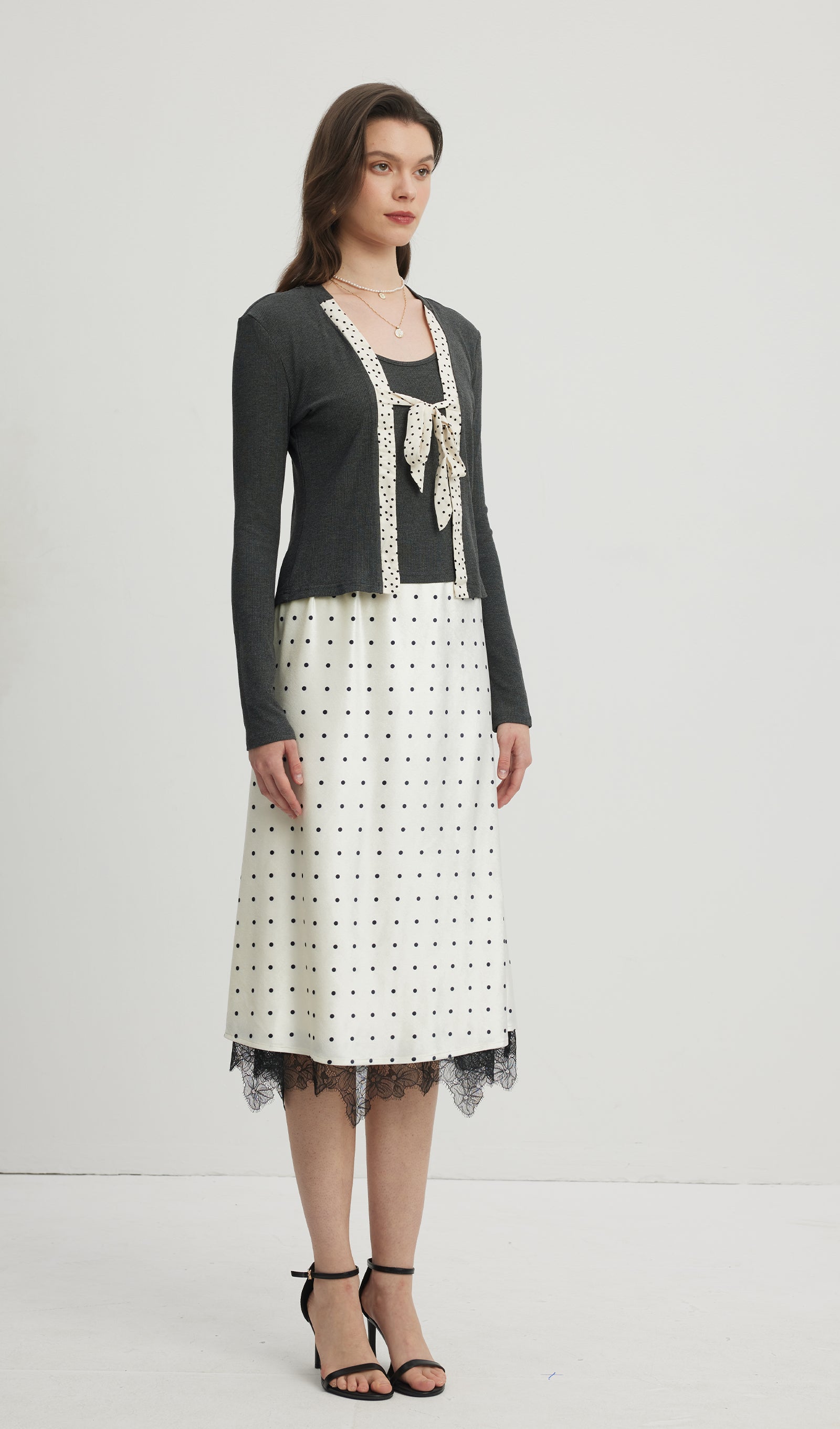Minikleid mit 3D-Strassblumenmuster in Weiß