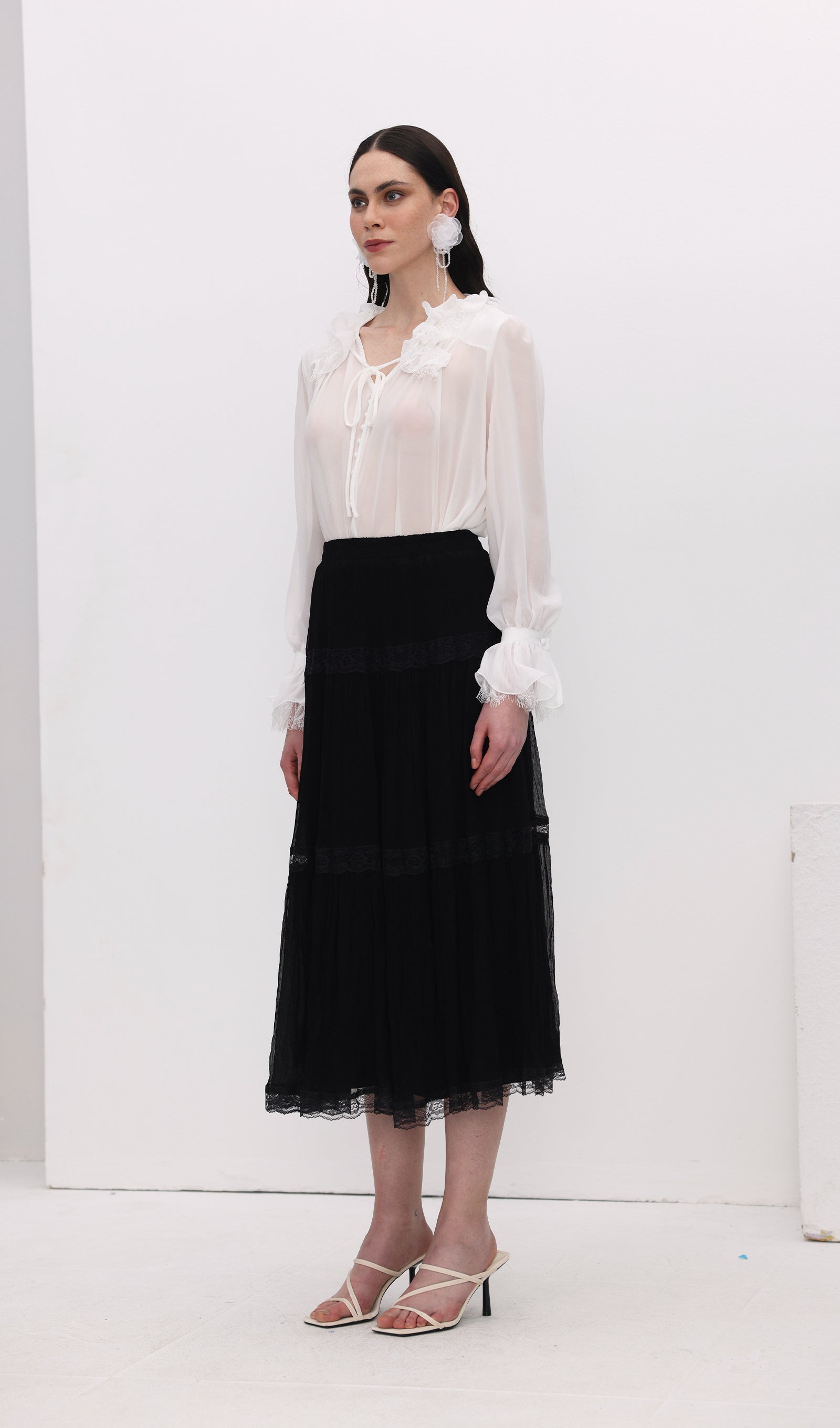 Minikleid mit 3D-Strassblumenmuster in Weiß