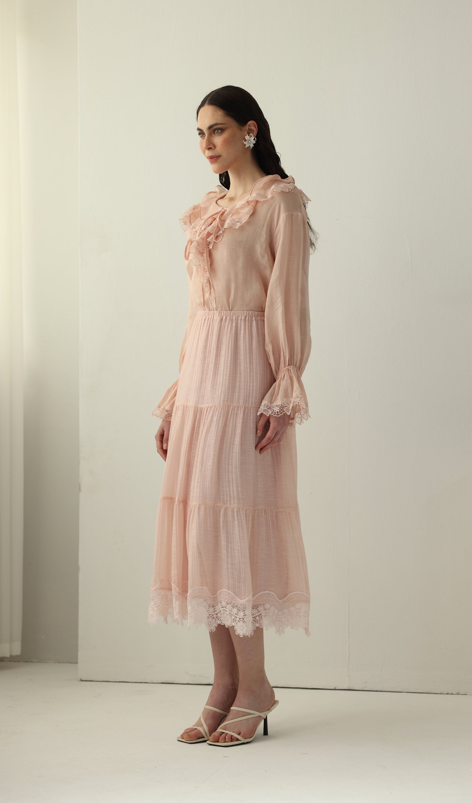 Geblümtes Maxikleid mit V-Ausschnitt und Taillengürtel