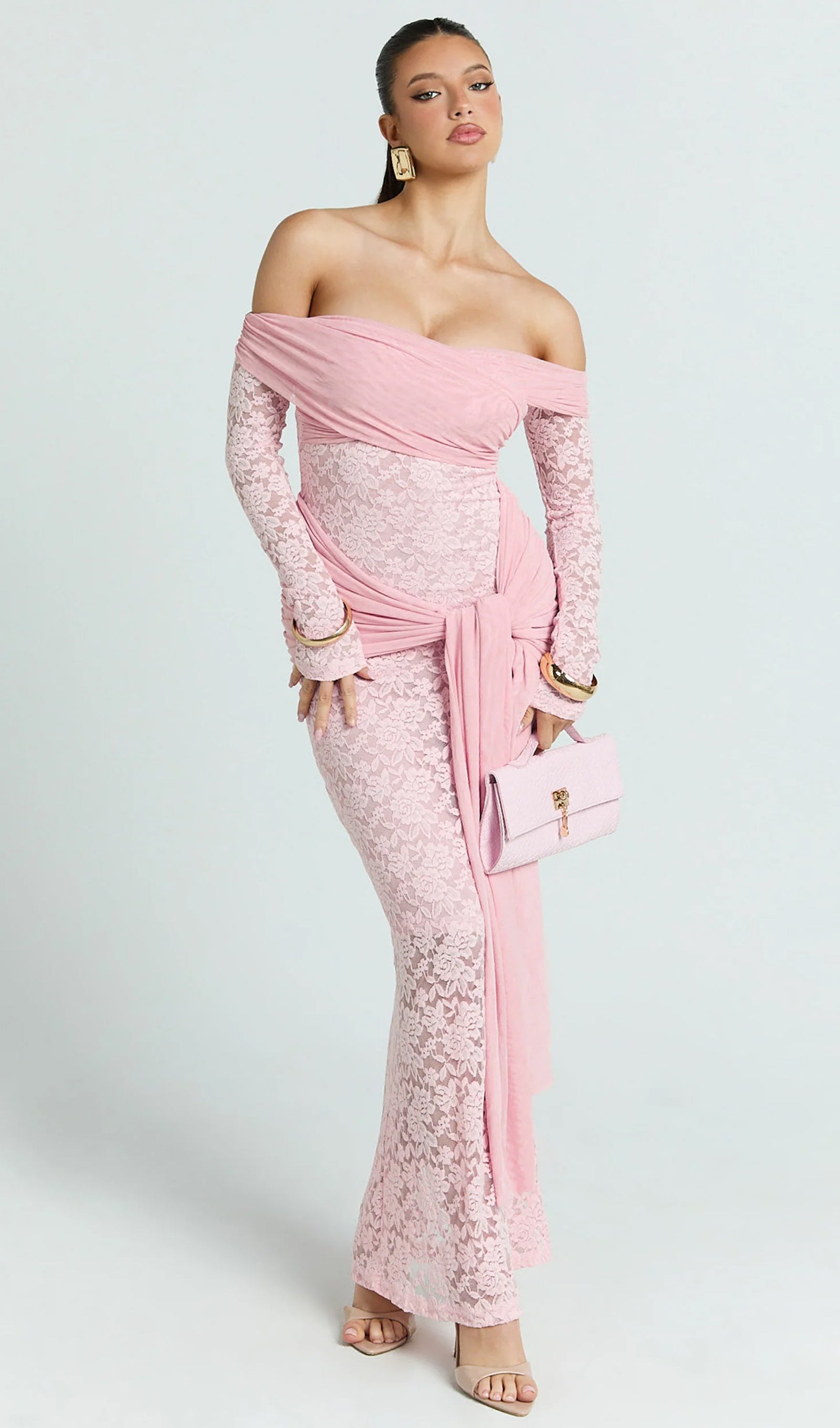 فستان قصير أحمر بدون حمالات مع فيونكة 