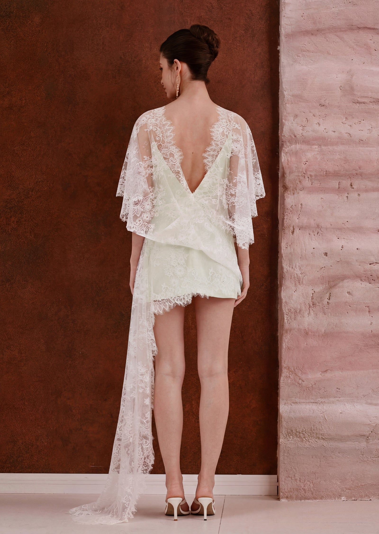 فستان قصير بقميص مزين بدانتيل صناعي 