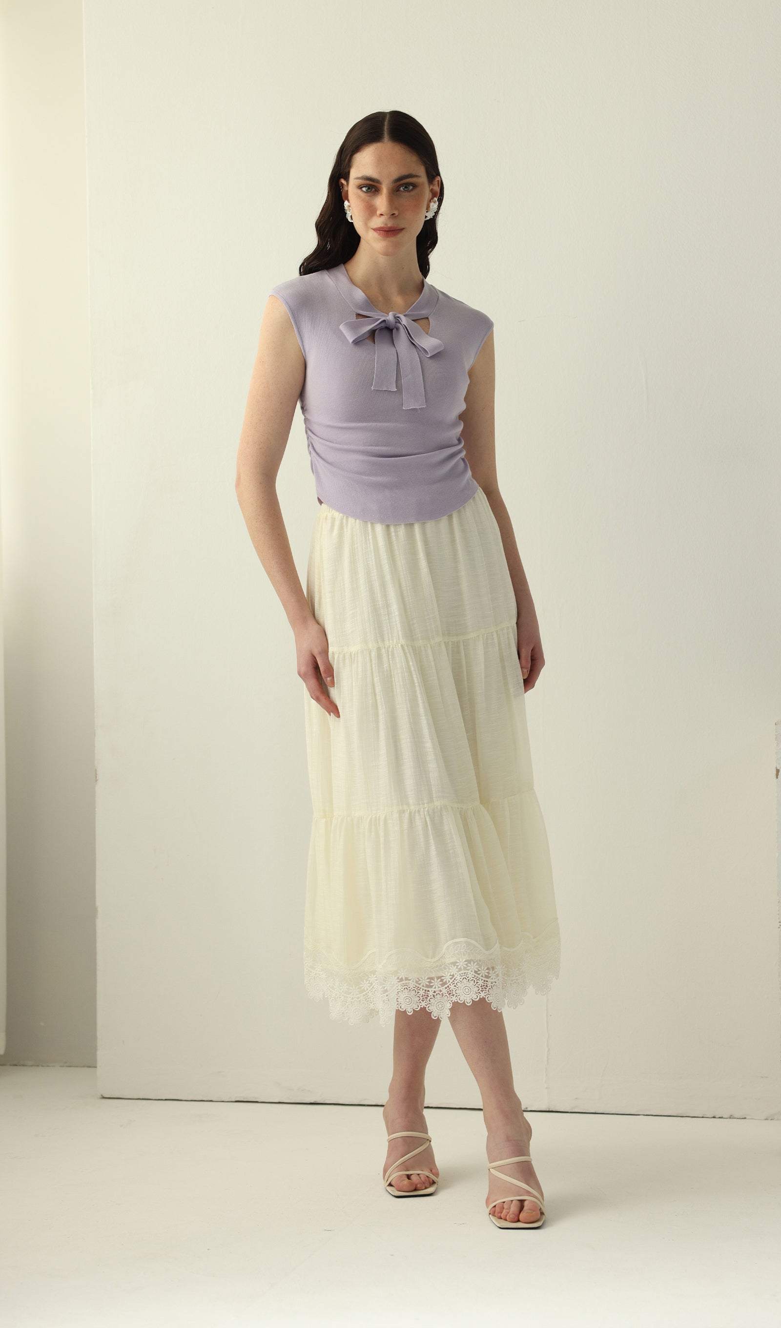 Geblümtes Maxikleid mit V-Ausschnitt und Taillengürtel