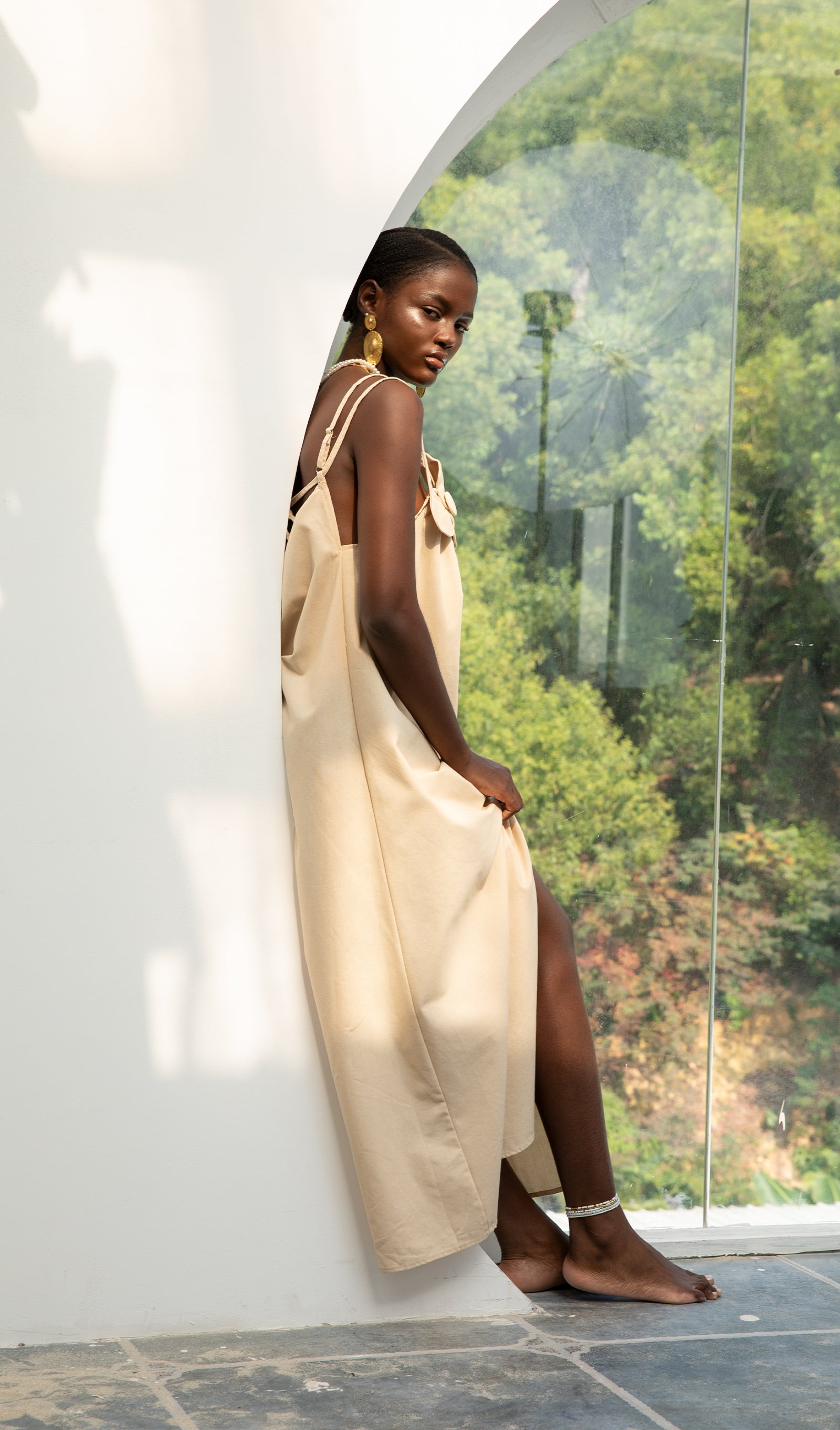 فستان ماكسي عصري بفتحة رقبة على شكل حرف V وشق مرتفع مزين بالزهور 