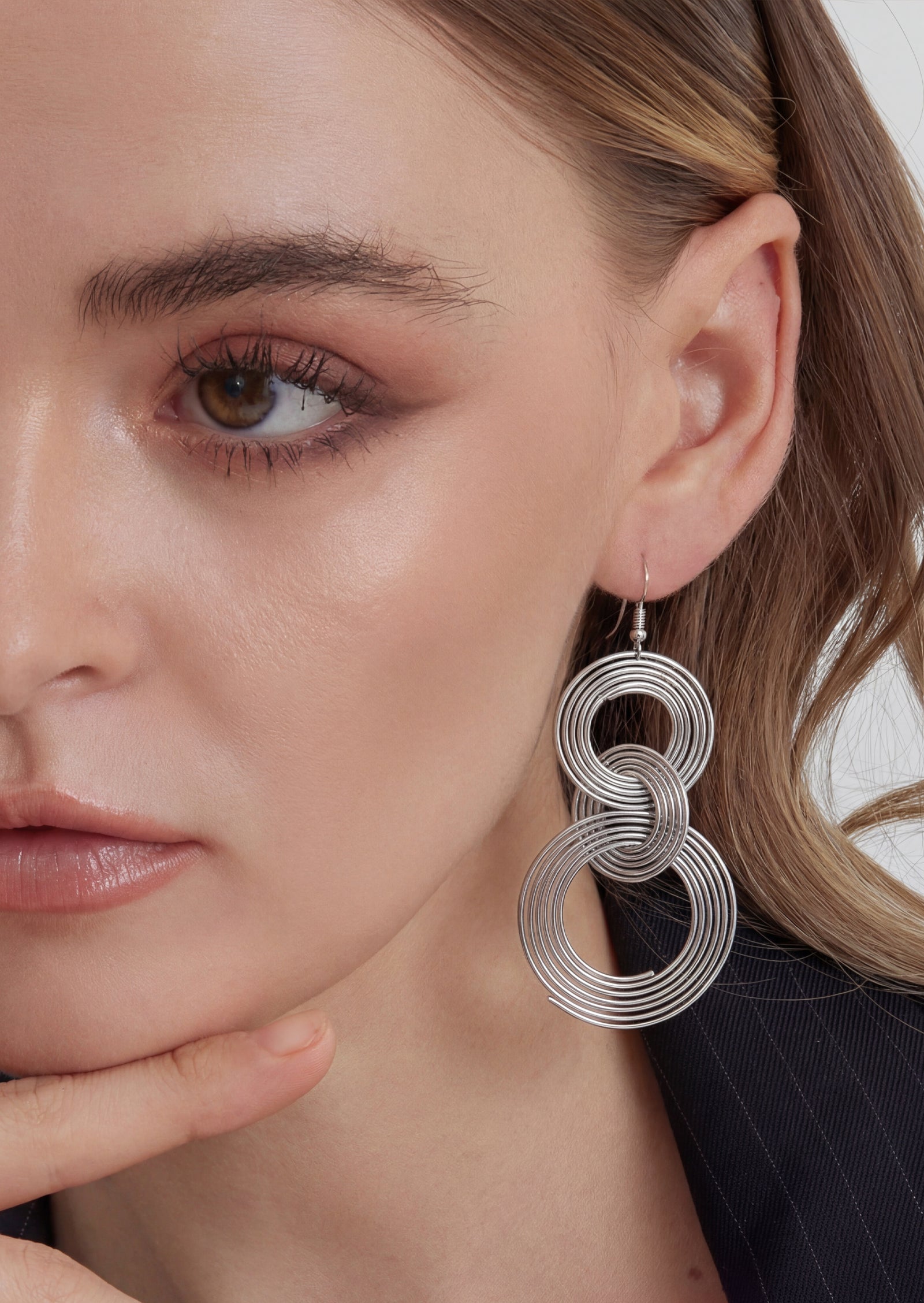 أقراط لؤلؤية على شكل زهرة زرقاء عتيقة