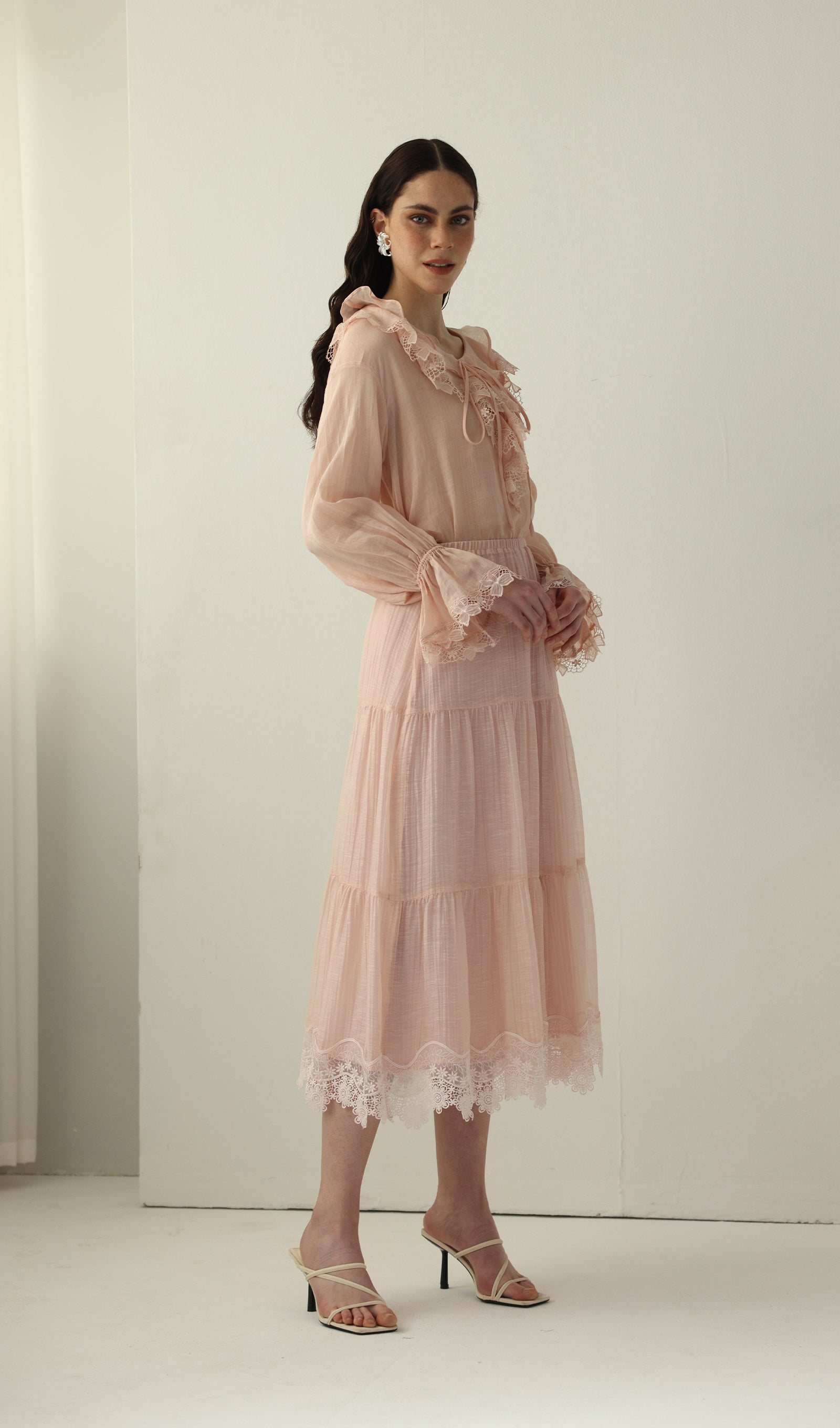 Geblümtes Maxikleid mit V-Ausschnitt und Taillengürtel
