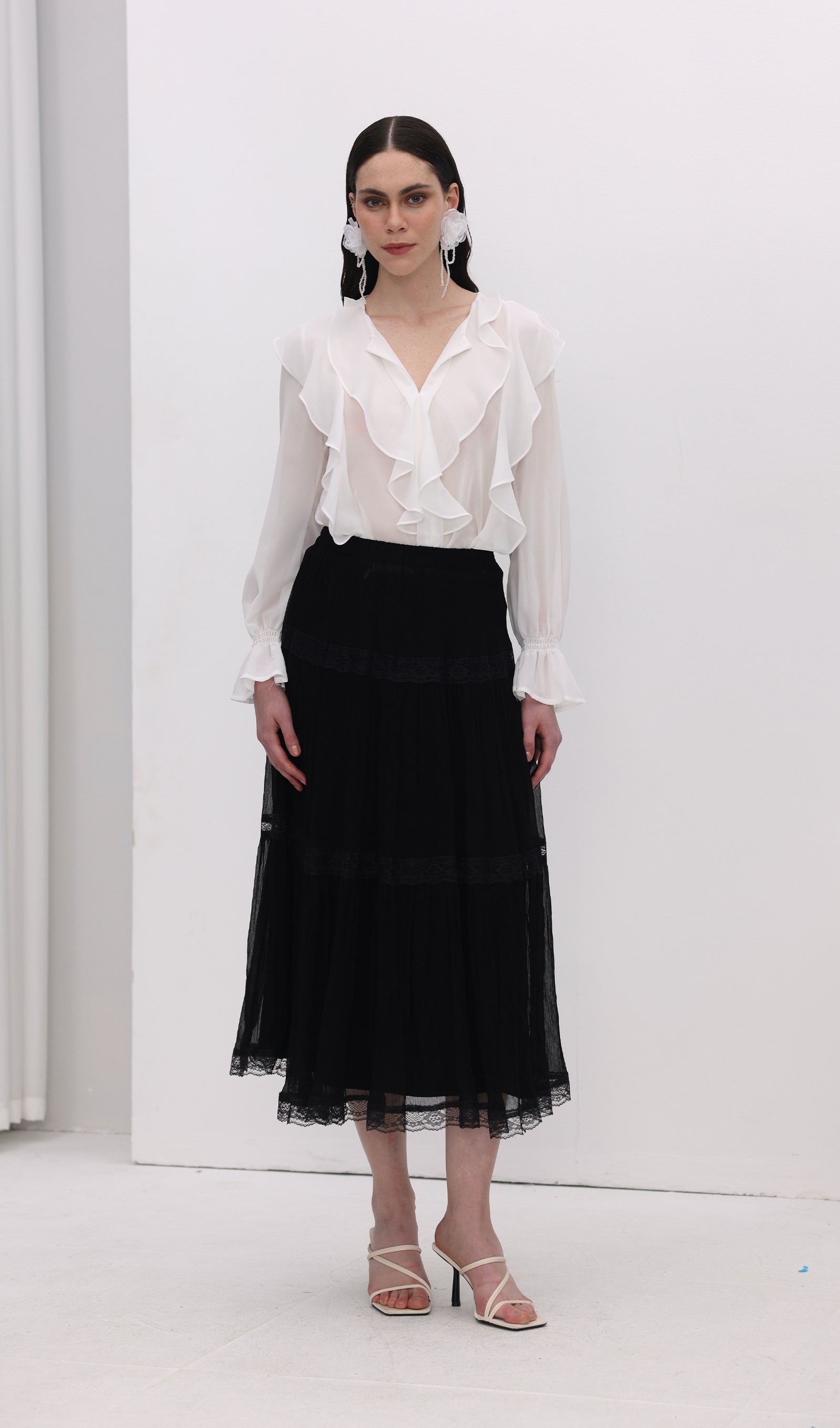 Minikleid mit 3D-Strassblumenmuster in Weiß